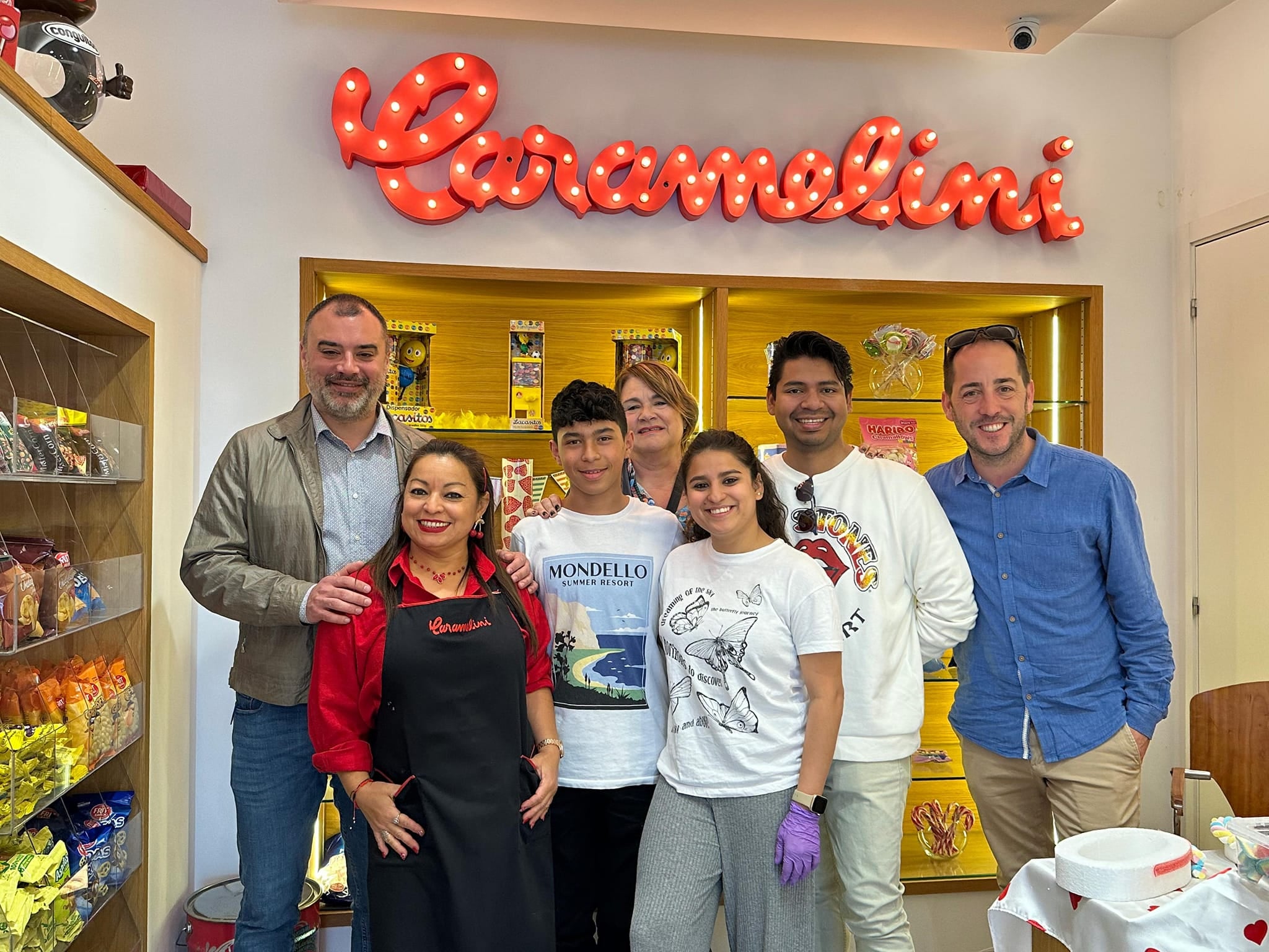 Visita de l'alcalde a la nova propietària de la botiga Caramelini | J.B.