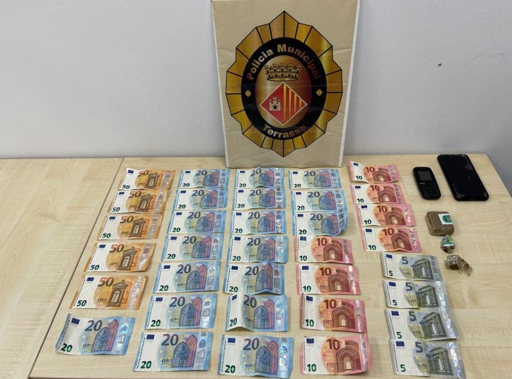 Detenen un traficant de droga que duia 600 grams d'haixix i 700 euros | Policia Municipal de Terrassa