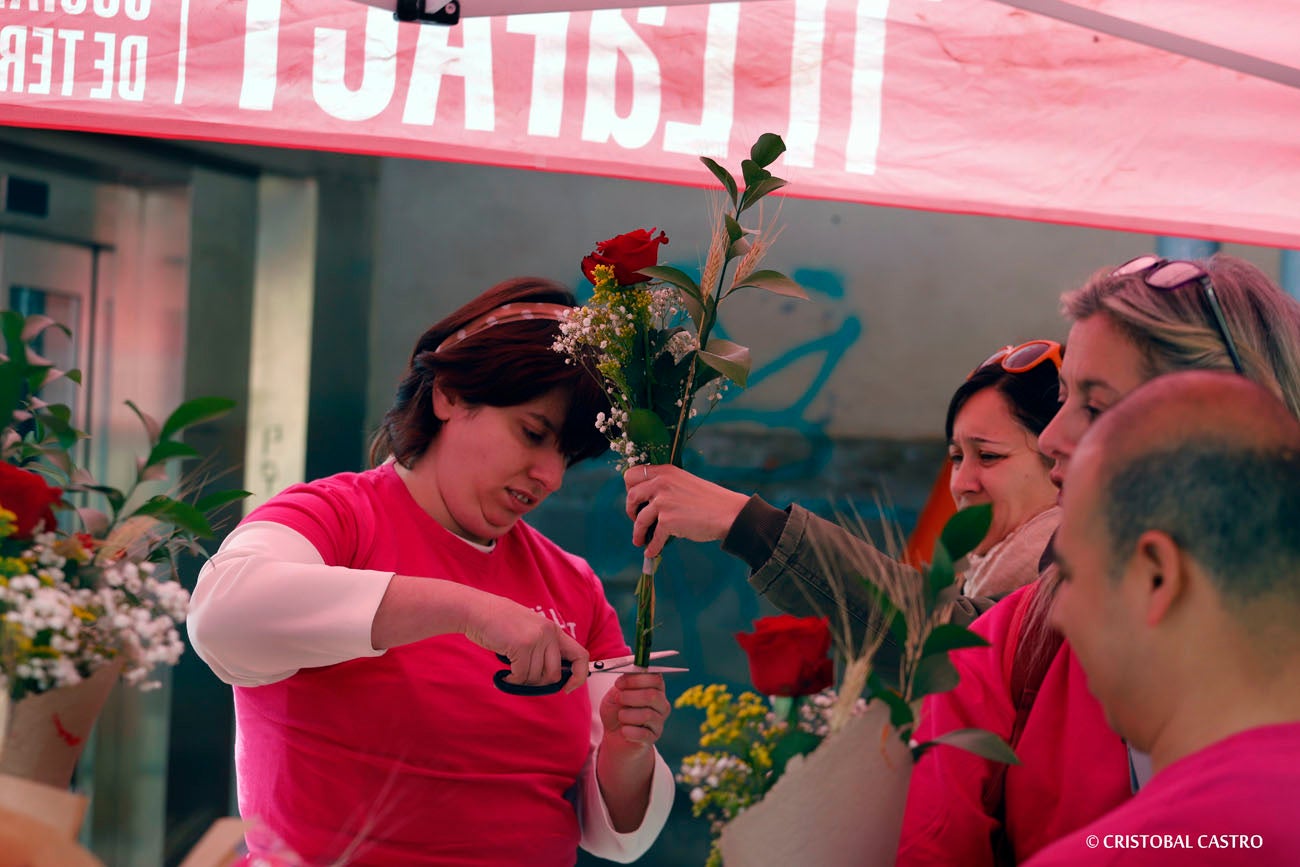 Terrassencs i terrassenques han tornat a sortir al carrer per gaudir de la diada de Sant Jordi 2024. Uns 260 punts de venda, situats sobretot al centre de la ciutat, ofereixen llibres i roses a la multitud que no es vol perdre el dia més bonic de l'any.