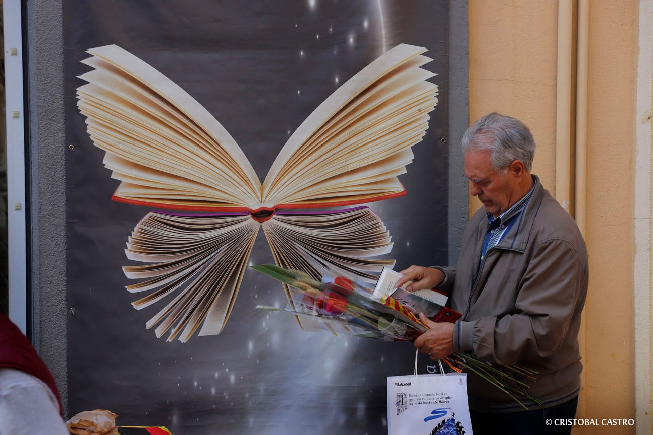 Terrassencs i terrassenques han tornat a sortir al carrer per gaudir de la diada de Sant Jordi 2024. Uns 260 punts de venda, situats sobretot al centre de la ciutat, ofereixen llibres i roses a la multitud que no es vol perdre el dia més bonic de l'any.