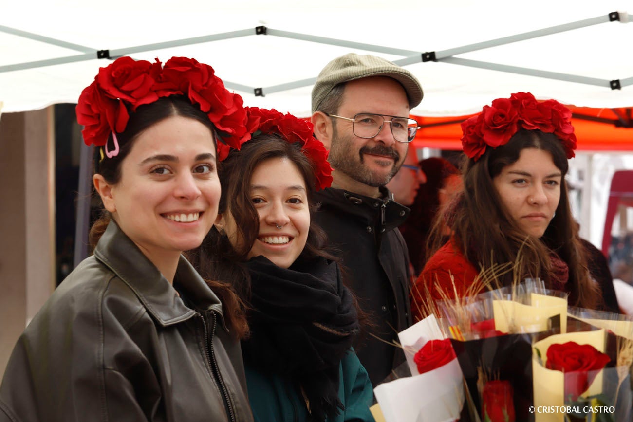 Terrassencs i terrassenques han tornat a sortir al carrer per gaudir de la diada de Sant Jordi 2024. Uns 260 punts de venda, situats sobretot al centre de la ciutat, ofereixen llibres i roses a la multitud que no es vol perdre el dia més bonic de l'any.