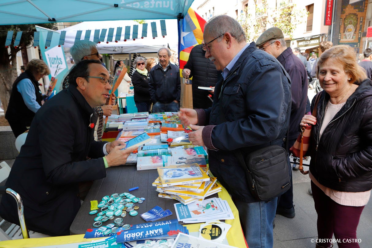 Terrassencs i terrassenques han tornat a sortir al carrer per gaudir de la diada de Sant Jordi 2024. Uns 260 punts de venda, situats sobretot al centre de la ciutat, ofereixen llibres i roses a la multitud que no es vol perdre el dia més bonic de l'any.
