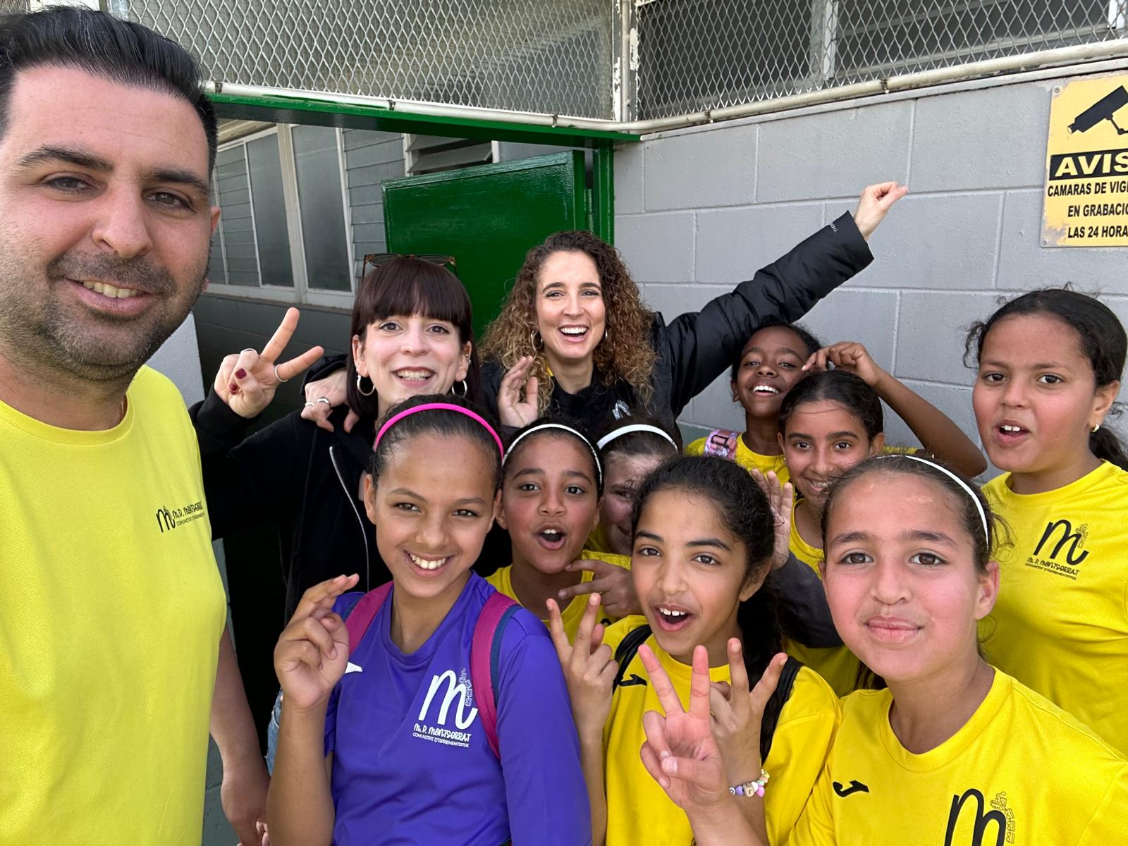 Edgar Mateu amb les jugadores de l'escola MD de Montserrat | Cedida