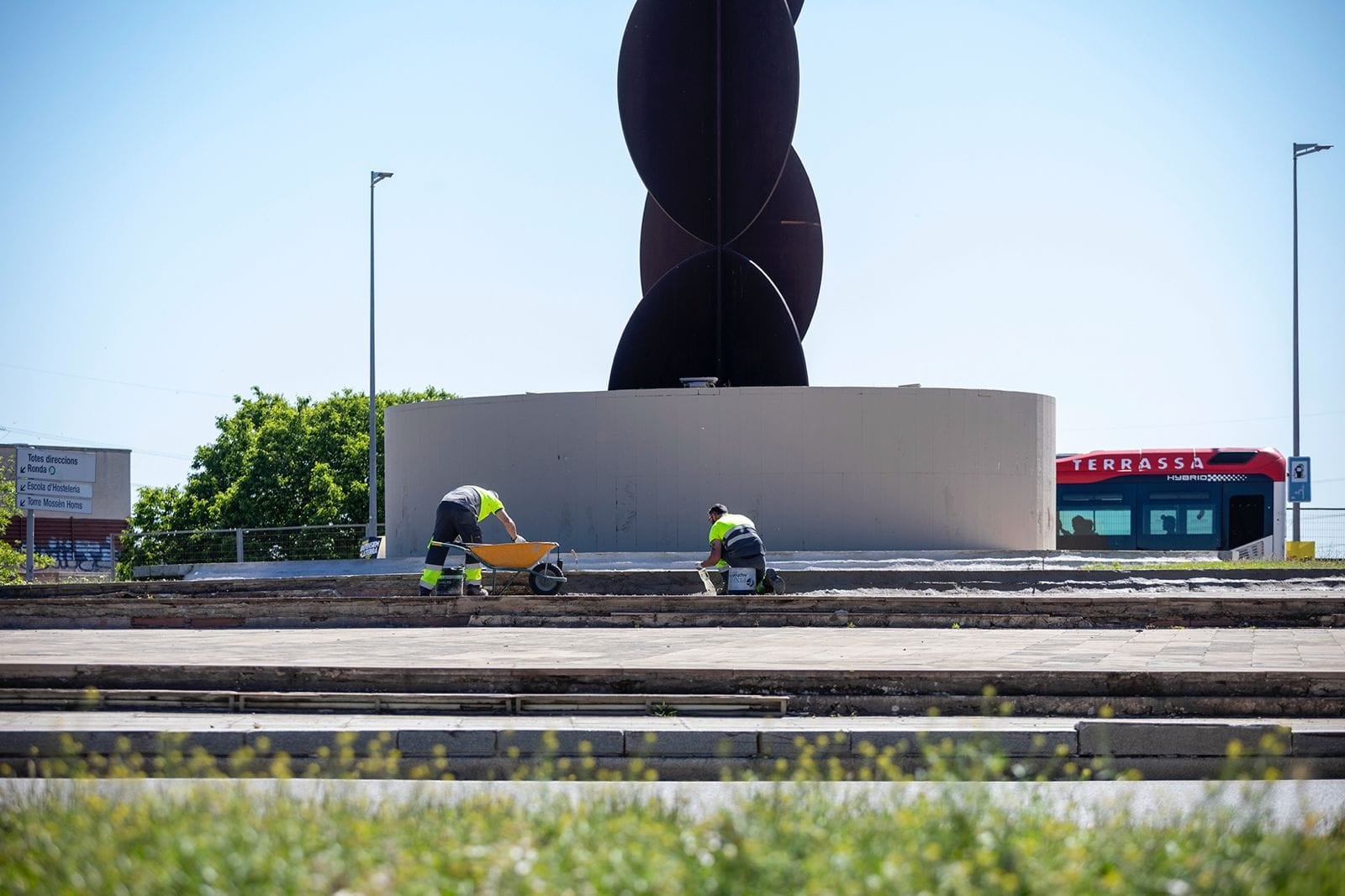 Operaris de la brigada municipal han dut a terme accions de sanejament i manteniment a la rotonda del Monument de la Dona Treballadora | Cedida