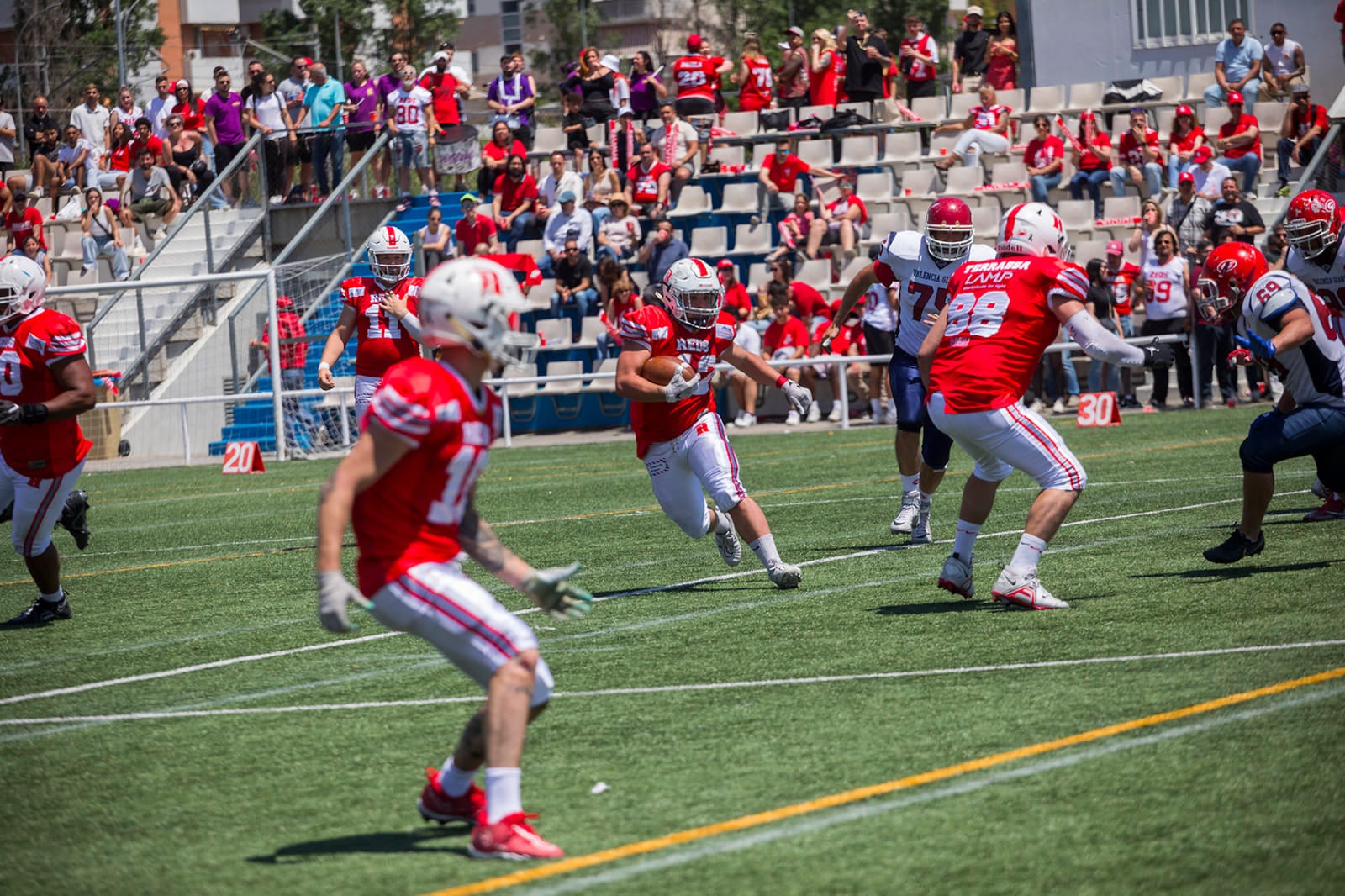 Els Terrassa Reds s'han endut una victòria que val or aquest cap de setmana al Camp Municipal de Ca n’Anglada. Els egarencs han derrotat per 30 a 16 els València Giants. Aquest triomf els converteix en guanyadors de la segona categoria més important de futbol americà espanyol. I, a conseqüència, els condueix  directament a la màxima categoria estatal | Cedida