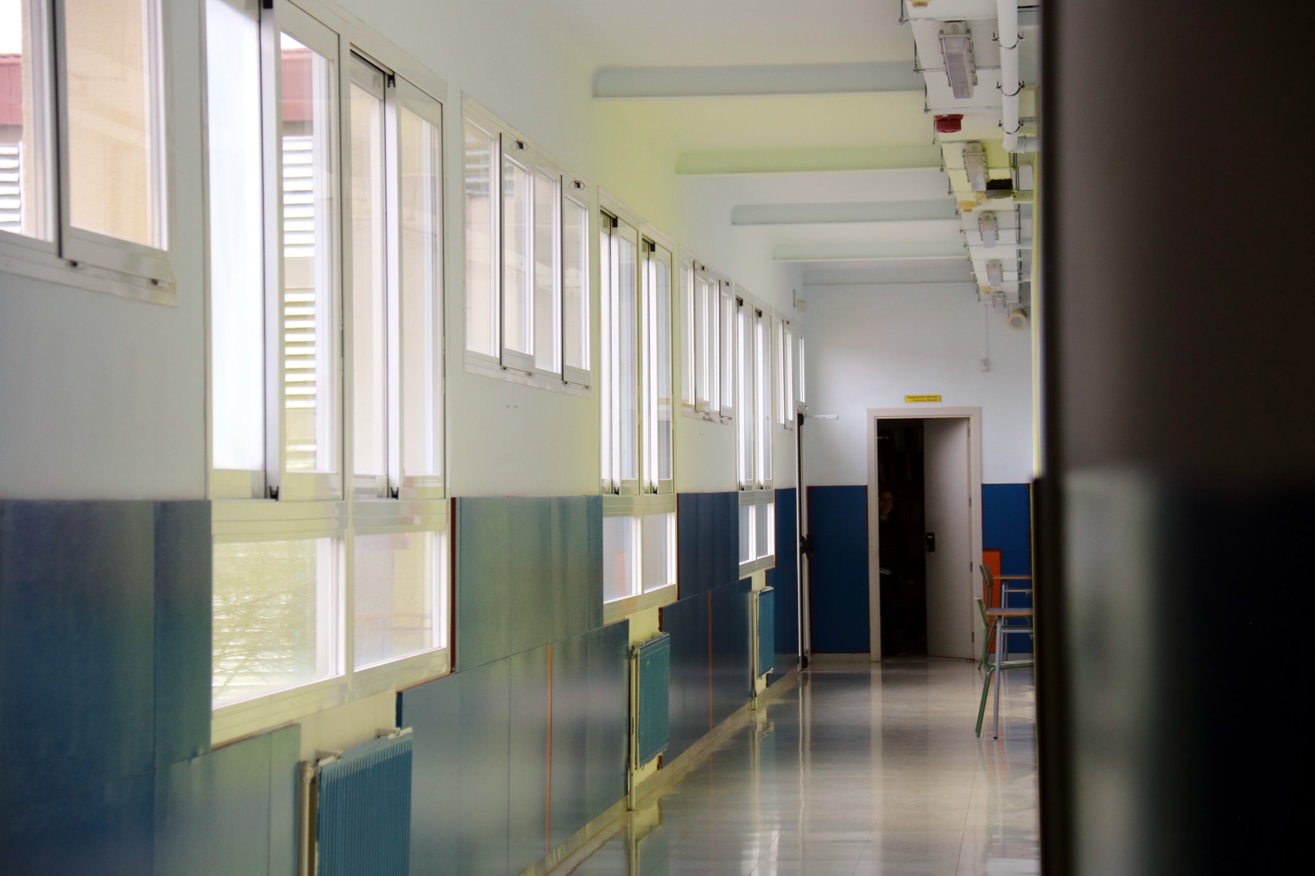 Un passadís d'una escola | Nia Escolà - ACN