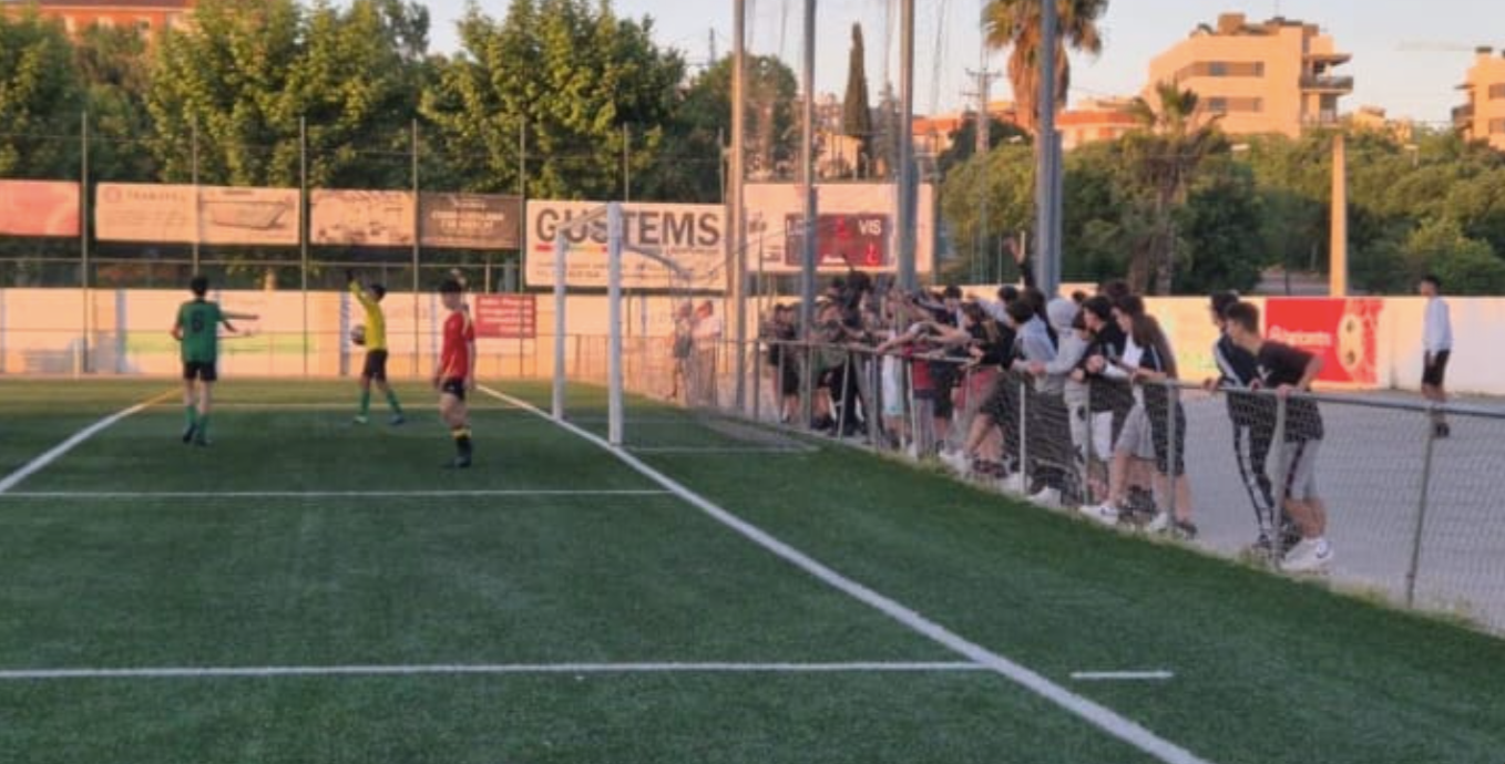 Imatges de l'afició del Bonaire i del Ripollet animant al porter / Cedides