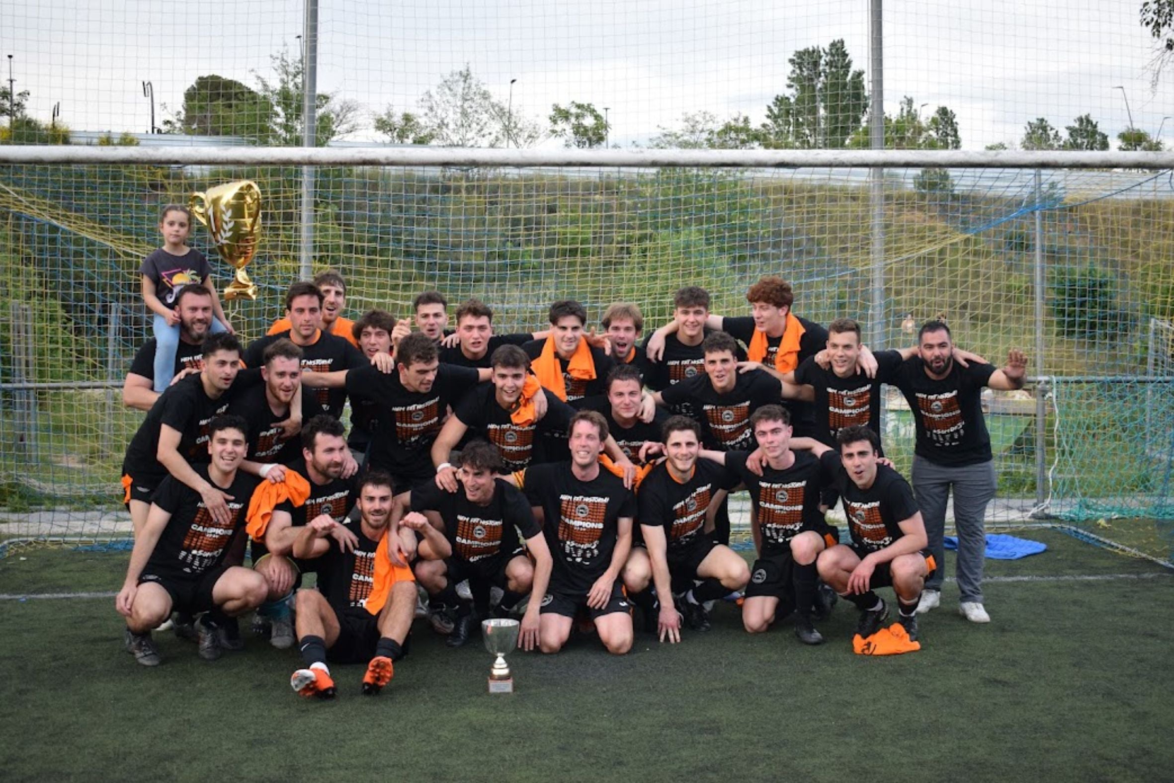 Jugadors de l'Escola Pia de Terrassa CF celebrant l'ascens a Tercera Divisió / Fotos Cedides