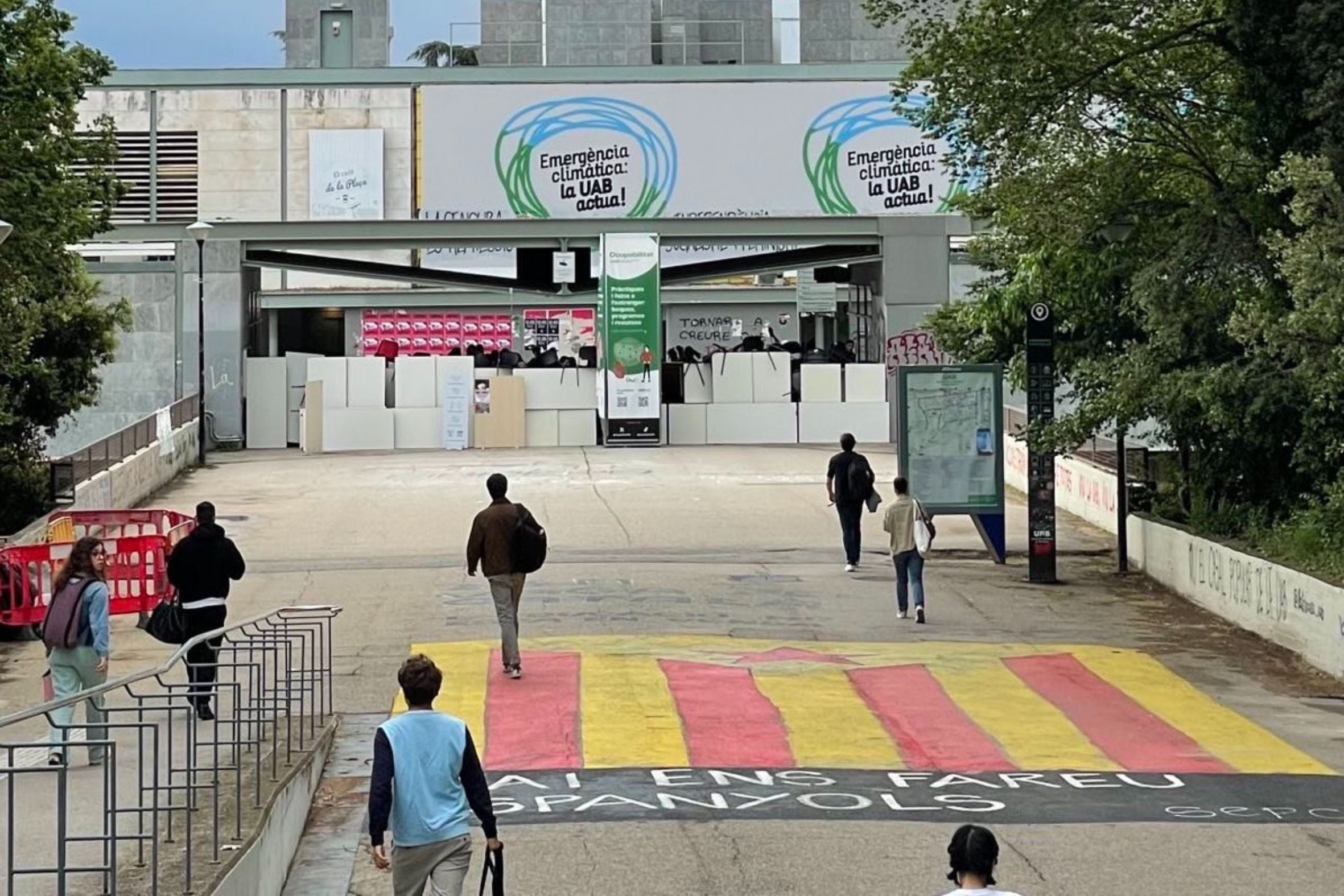 Estudiants de la UAB bloquegen accessos als FGC amb motiu de la vaga en defensa de Palestina | SEPC
