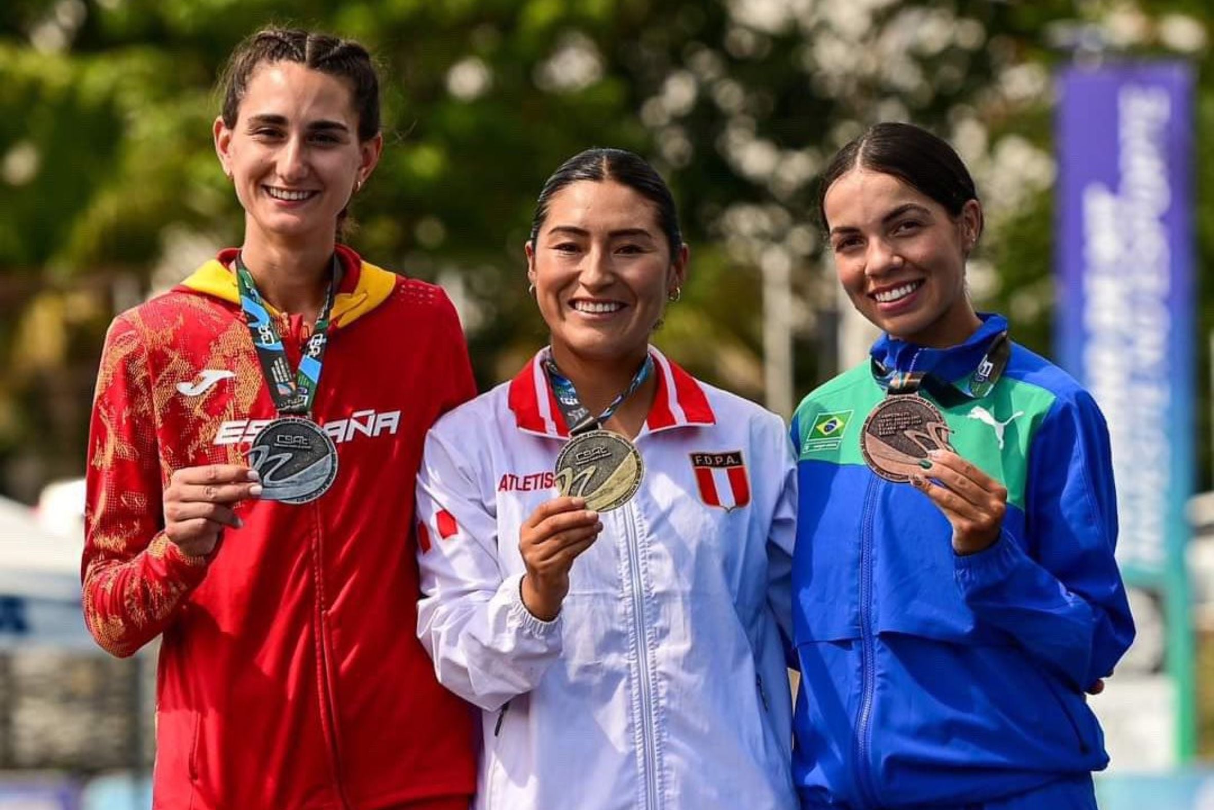 Paula Juárez amb la medalla de plata / Marcelo Szwarcfiter. Via Federació catalana d'atletisme
