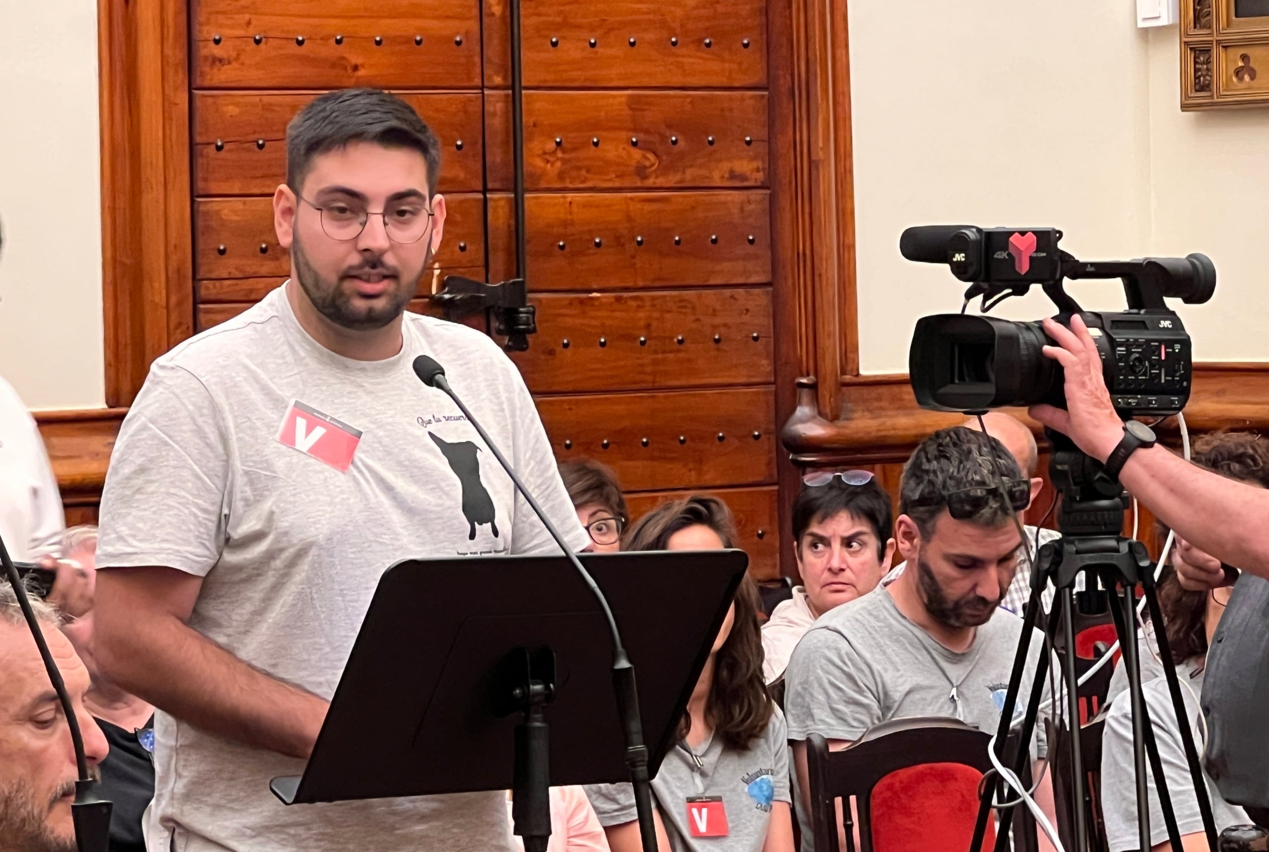 Alex Guardado, president dels Voluntaris Gossos Terrassa, ha intervingut al ple d'abril | TxT