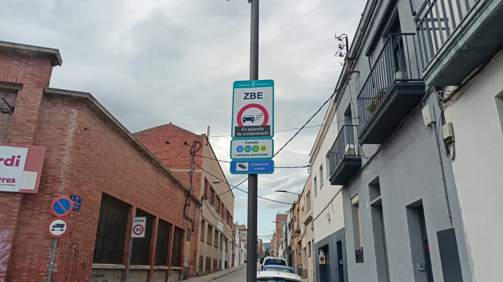 Senyalització de la ZBE al carrer Marconi amb plaça Ragon | JMO