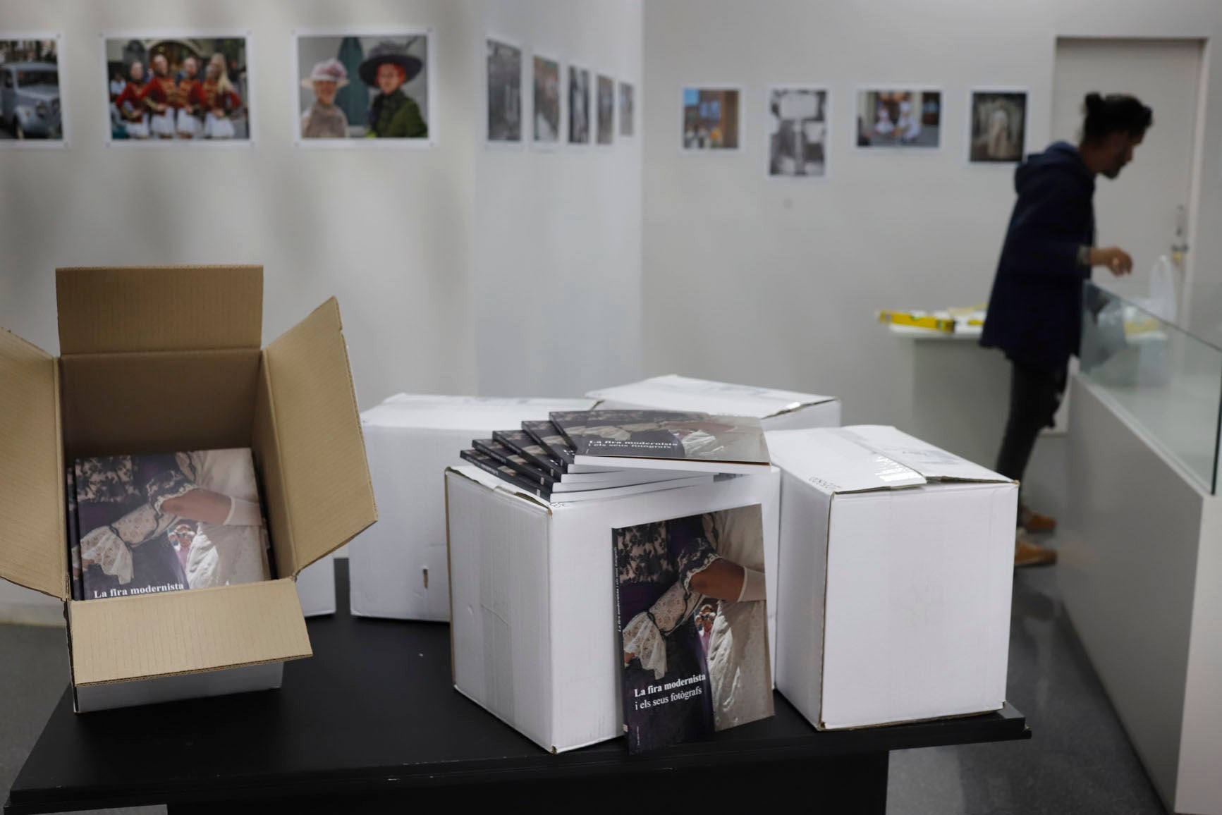 Preparant l'exposició sobre els fotògrafs de la Fira Modernista de Terrassa | Cristóbal Castro