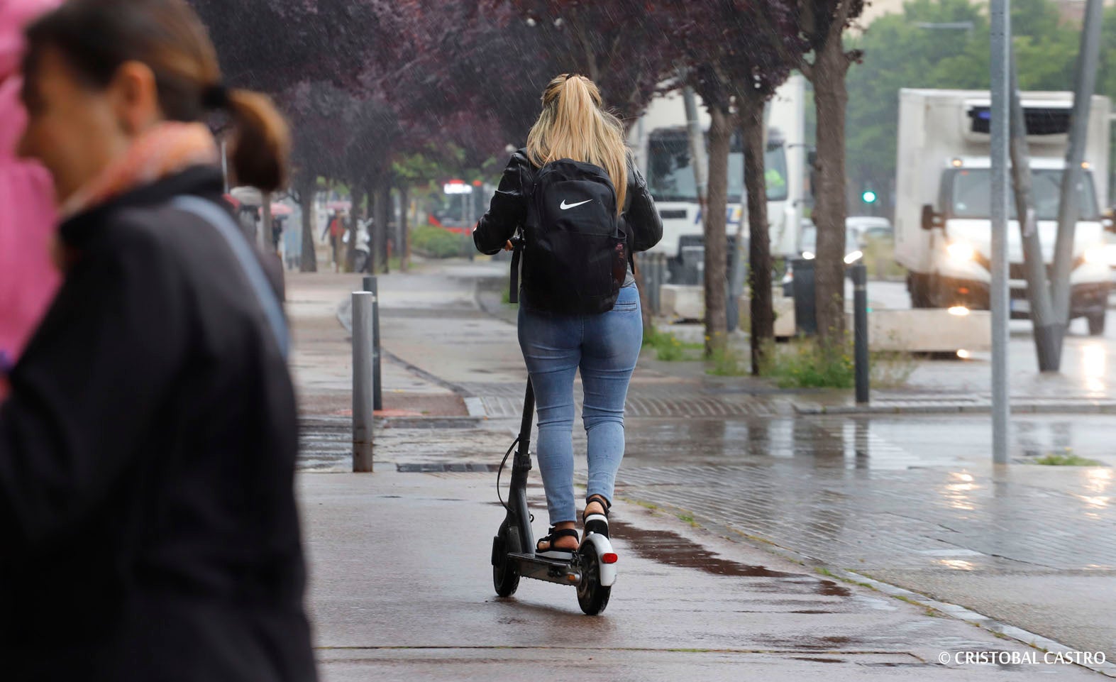 El patinent, elèctric o no, s'ha convertit en un dels mitjans de transport més habituals per Terrassa | Cristóbal Castro