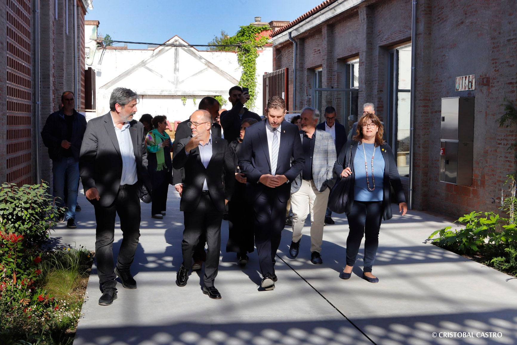 El Vapor de Prodis ha obert les seves portes aquest dissabte en un gran acte d'inauguració. Les noves instal·lacions ocupen 4.500 m² al Vapor Cortés, al nord del barri de Ca n'Aurell de Terrassa. Unes noves instal·lacions respectuoses amb la història de les naus i amb una mirada sostenibles on es troben diversos espais destinats a la restauració, la formació en hostaleria, un centre ocupacional, un centre per a persones amb paràlisi cerebral, àrees dedicades a les arts i la comunitat, un teatre, una botiga, un mercat d'economia social, una àgora així com diferents espais enjardinats i espais exteriors. Tots ells oberts als veïns, així com a tota la comunitat local.