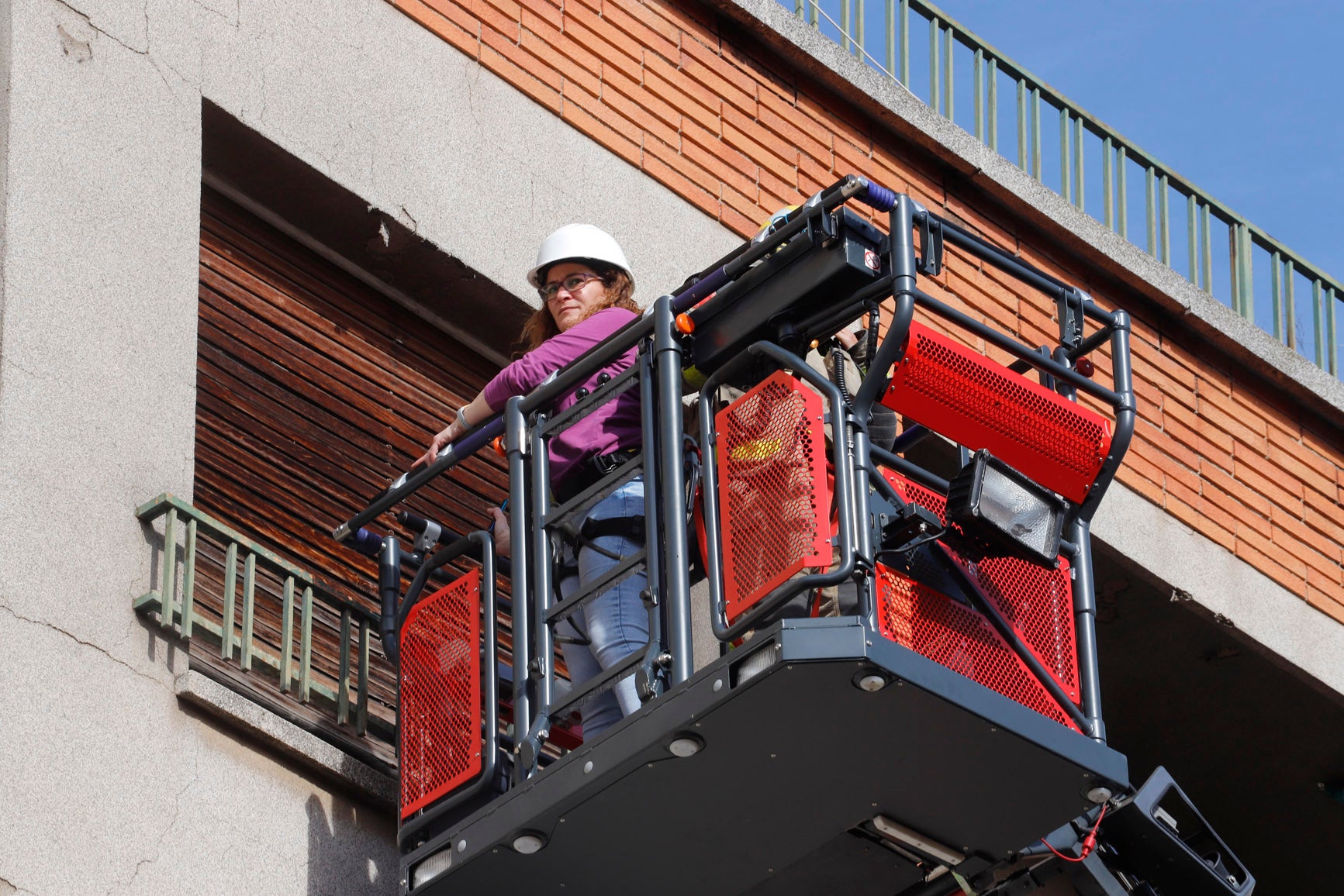 Un fals sostre d’un primer pis d’un edifici situat al barri de Can Palet de Terrassa es va desprendre aquest dilluns a la tarda i va obligar a desallotjar una quinzena de veïns del bloc de pisos. Es tractava d’un bloc de pisos de planta baixa i tres plantes més, amb un total de nou habitatges. Com a mesura preventiva, es va evacuar un pis de la primera planta i un altre pis de la segona, però finalment es van haver de desallotjar fins a cinc habitatges.