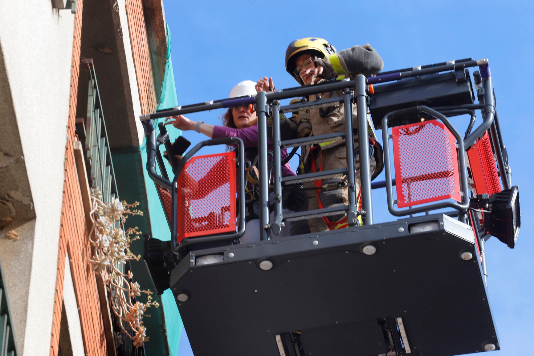 Un fals sostre d’un primer pis d’un edifici situat al barri de Can Palet de Terrassa es va desprendre aquest dilluns a la tarda i va obligar a desallotjar una quinzena de veïns del bloc de pisos. Es tractava d’un bloc de pisos de planta baixa i tres plantes més, amb un total de nou habitatges. Com a mesura preventiva, es va evacuar un pis de la primera planta i un altre pis de la segona, però finalment es van haver de desallotjar fins a cinc habitatges.