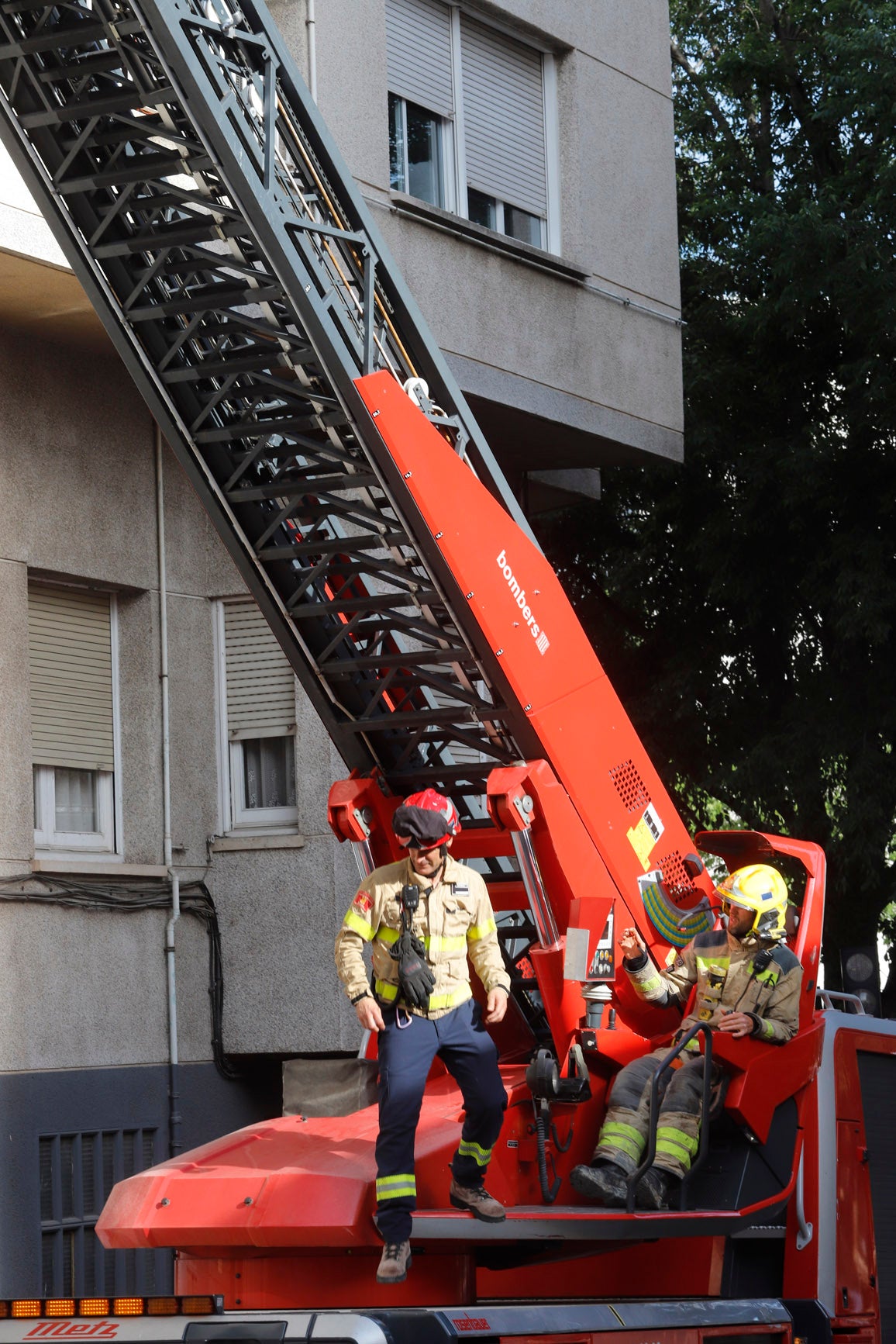 Un fals sostre d’un primer pis d’un edifici situat al barri de Can Palet de Terrassa es va desprendre aquest dilluns a la tarda i va obligar a desallotjar una quinzena de veïns del bloc de pisos. Es tractava d’un bloc de pisos de planta baixa i tres plantes més, amb un total de nou habitatges. Com a mesura preventiva, es va evacuar un pis de la primera planta i un altre pis de la segona, però finalment es van haver de desallotjar fins a cinc habitatges.
