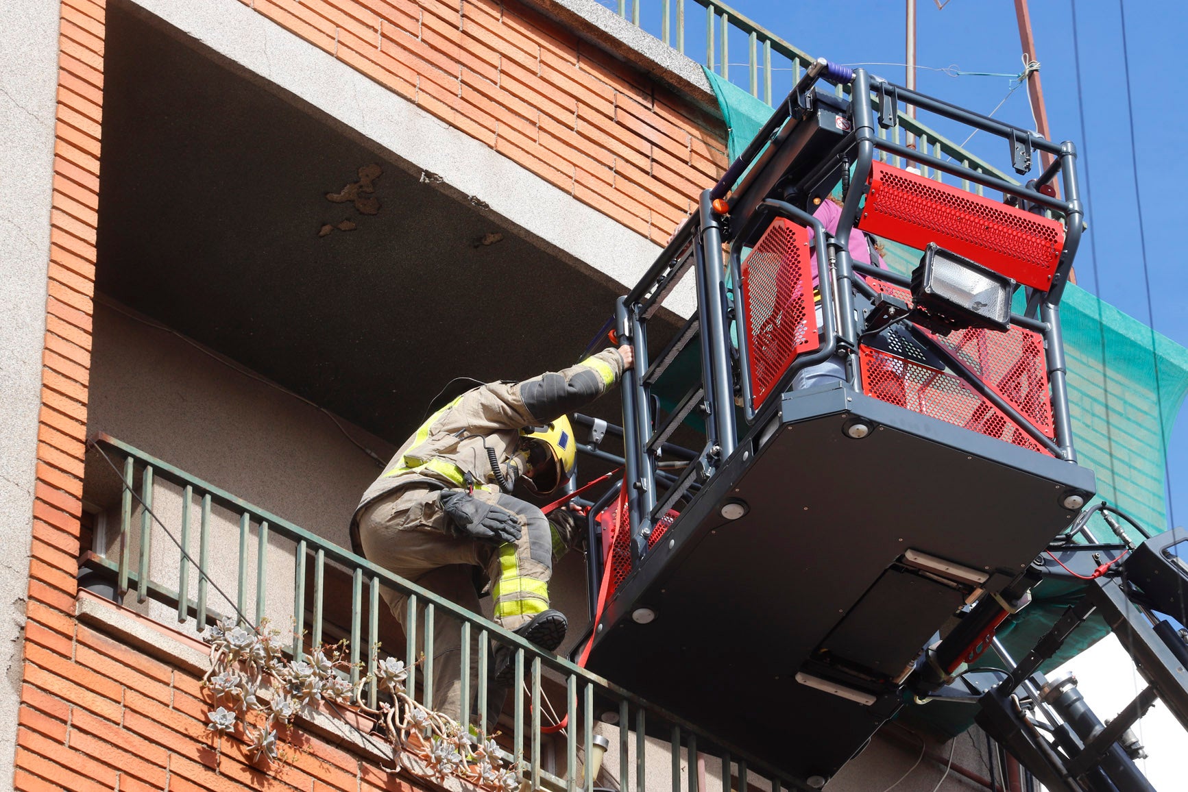 Un fals sostre d’un primer pis d’un edifici situat al barri de Can Palet de Terrassa es va desprendre aquest dilluns a la tarda i va obligar a desallotjar una quinzena de veïns del bloc de pisos. Es tractava d’un bloc de pisos de planta baixa i tres plantes més, amb un total de nou habitatges. Com a mesura preventiva, es va evacuar un pis de la primera planta i un altre pis de la segona, però finalment es van haver de desallotjar fins a cinc habitatges.