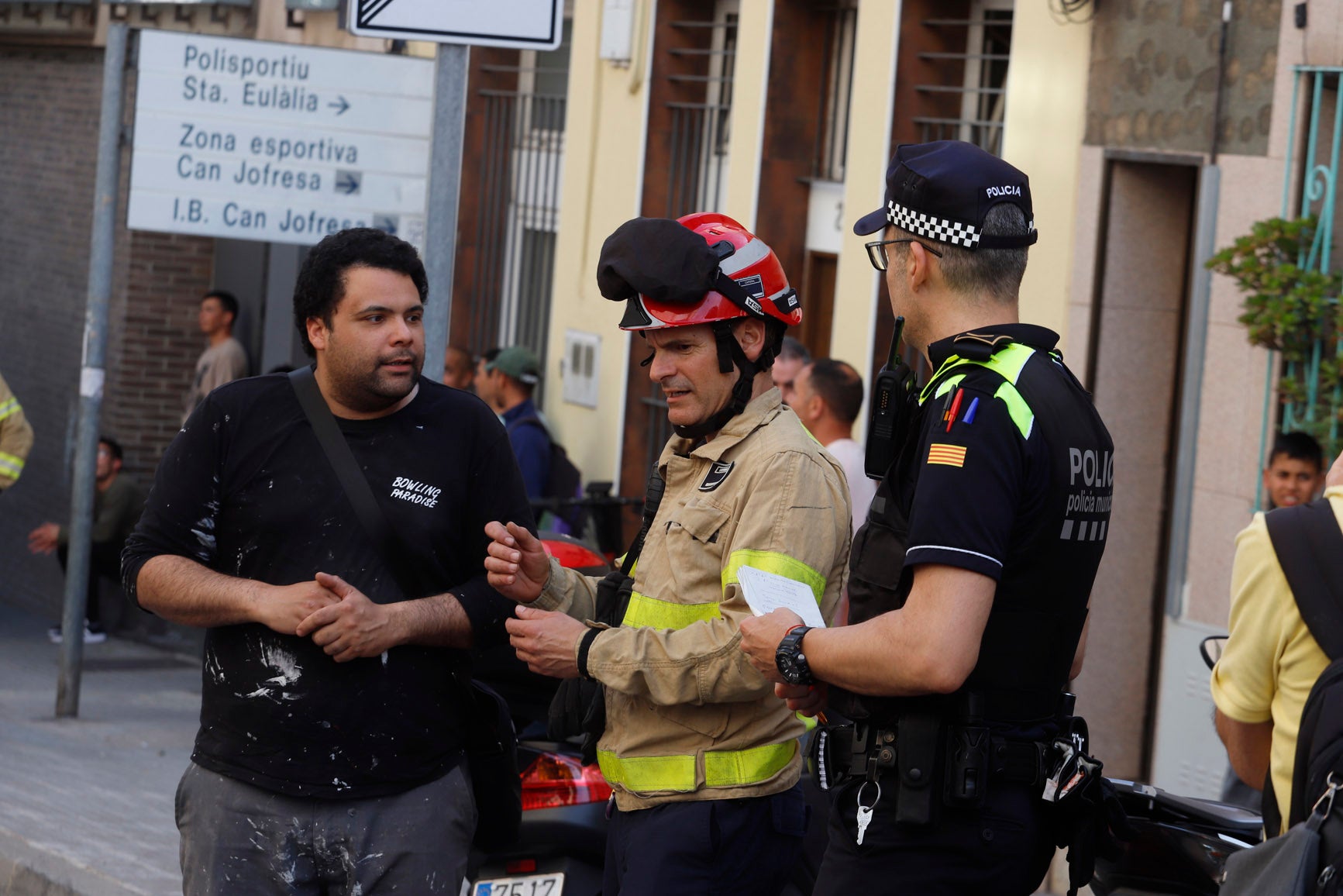Un fals sostre d’un primer pis d’un edifici situat al barri de Can Palet de Terrassa es va desprendre aquest dilluns a la tarda i va obligar a desallotjar una quinzena de veïns del bloc de pisos. Es tractava d’un bloc de pisos de planta baixa i tres plantes més, amb un total de nou habitatges. Com a mesura preventiva, es va evacuar un pis de la primera planta i un altre pis de la segona, però finalment es van haver de desallotjar fins a cinc habitatges.