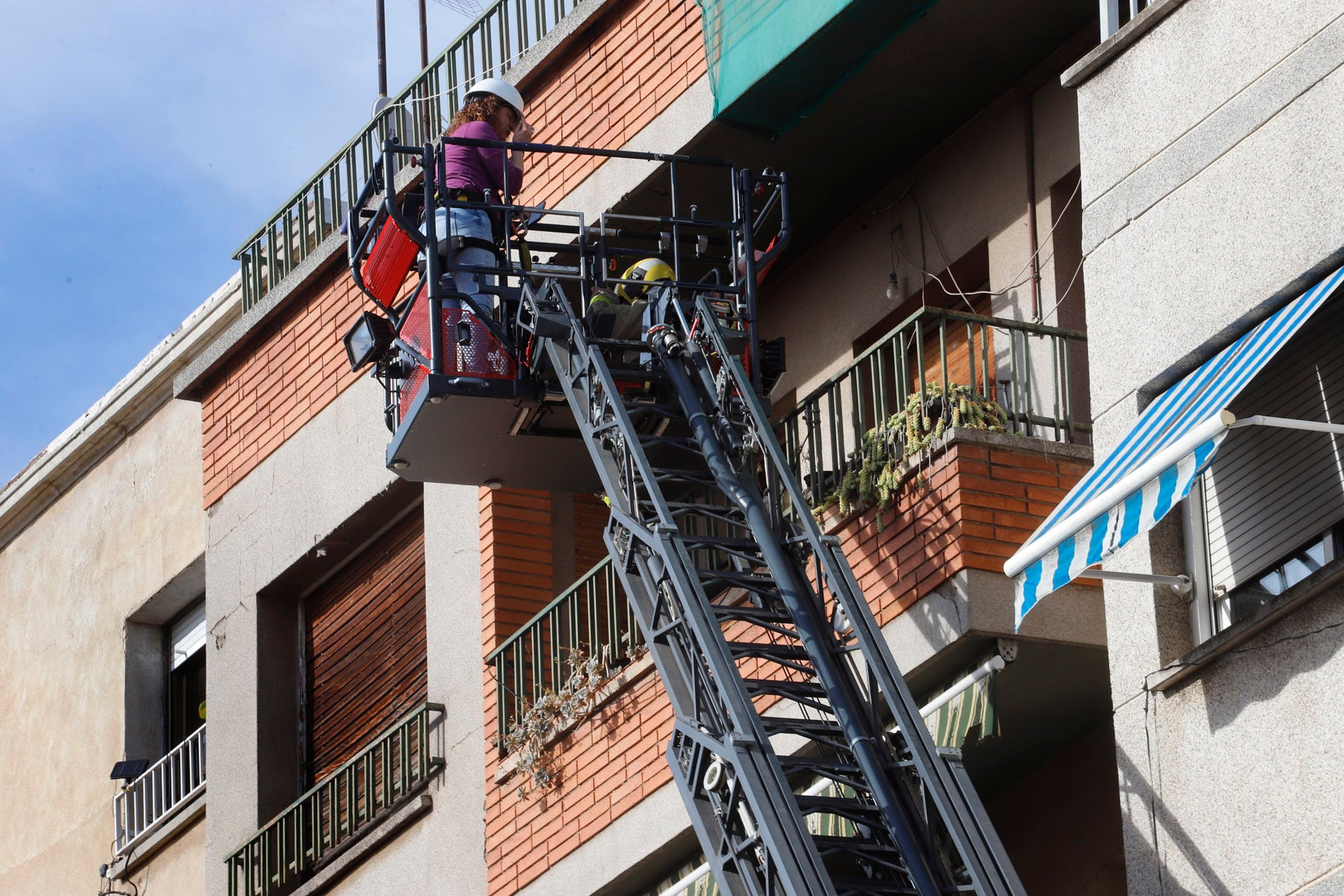 Un fals sostre d’un primer pis d’un edifici situat al barri de Can Palet de Terrassa es va desprendre aquest dilluns a la tarda i va obligar a desallotjar una quinzena de veïns del bloc de pisos. Es tractava d’un bloc de pisos de planta baixa i tres plantes més, amb un total de nou habitatges. Com a mesura preventiva, es va evacuar un pis de la primera planta i un altre pis de la segona, però finalment es van haver de desallotjar fins a cinc habitatges.