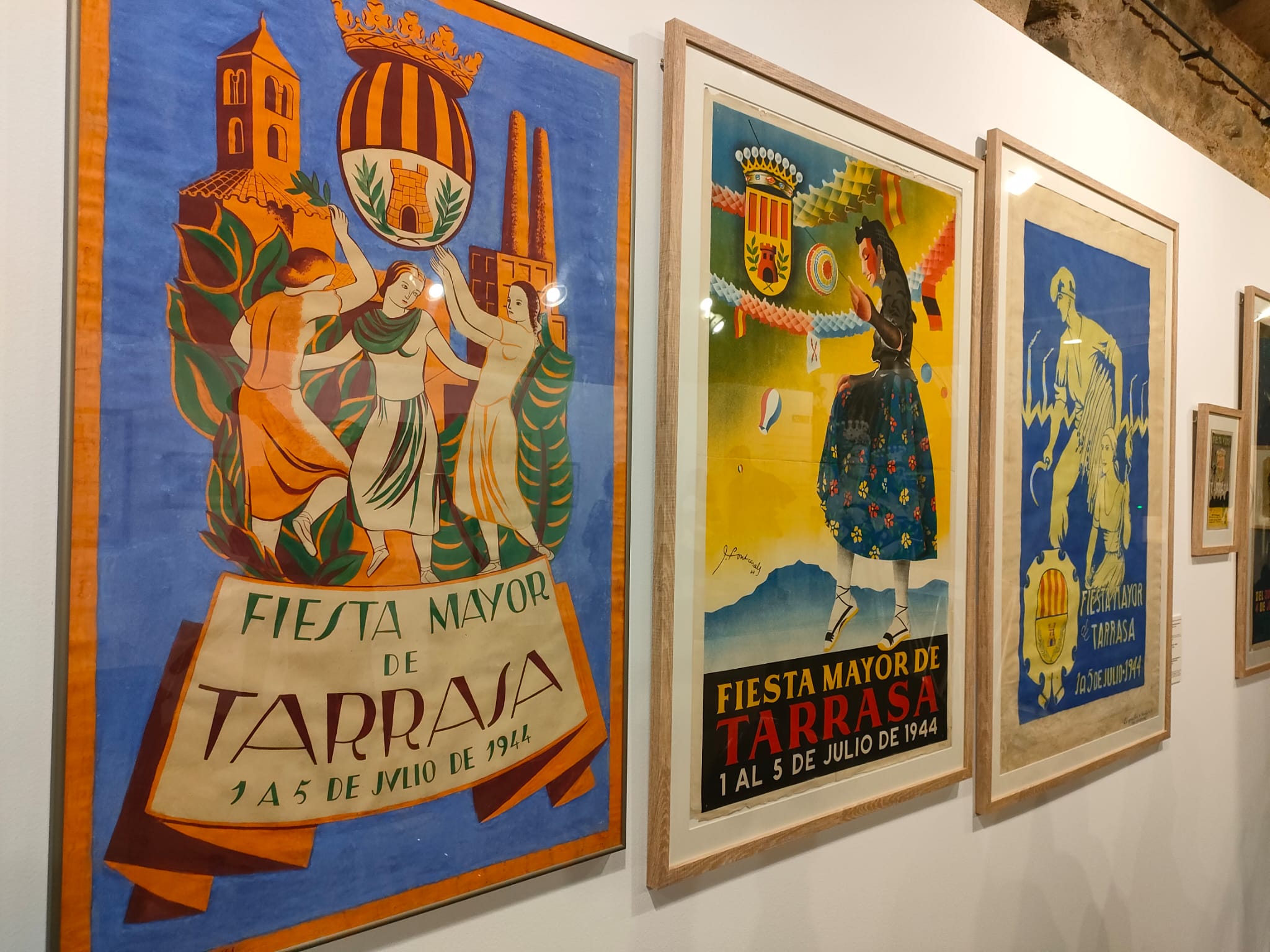 L'exposició 'La imatge de la festa' mostra un recorregut per la història de Terrassa amb els cartells de Festa Major | Laura Gómez 