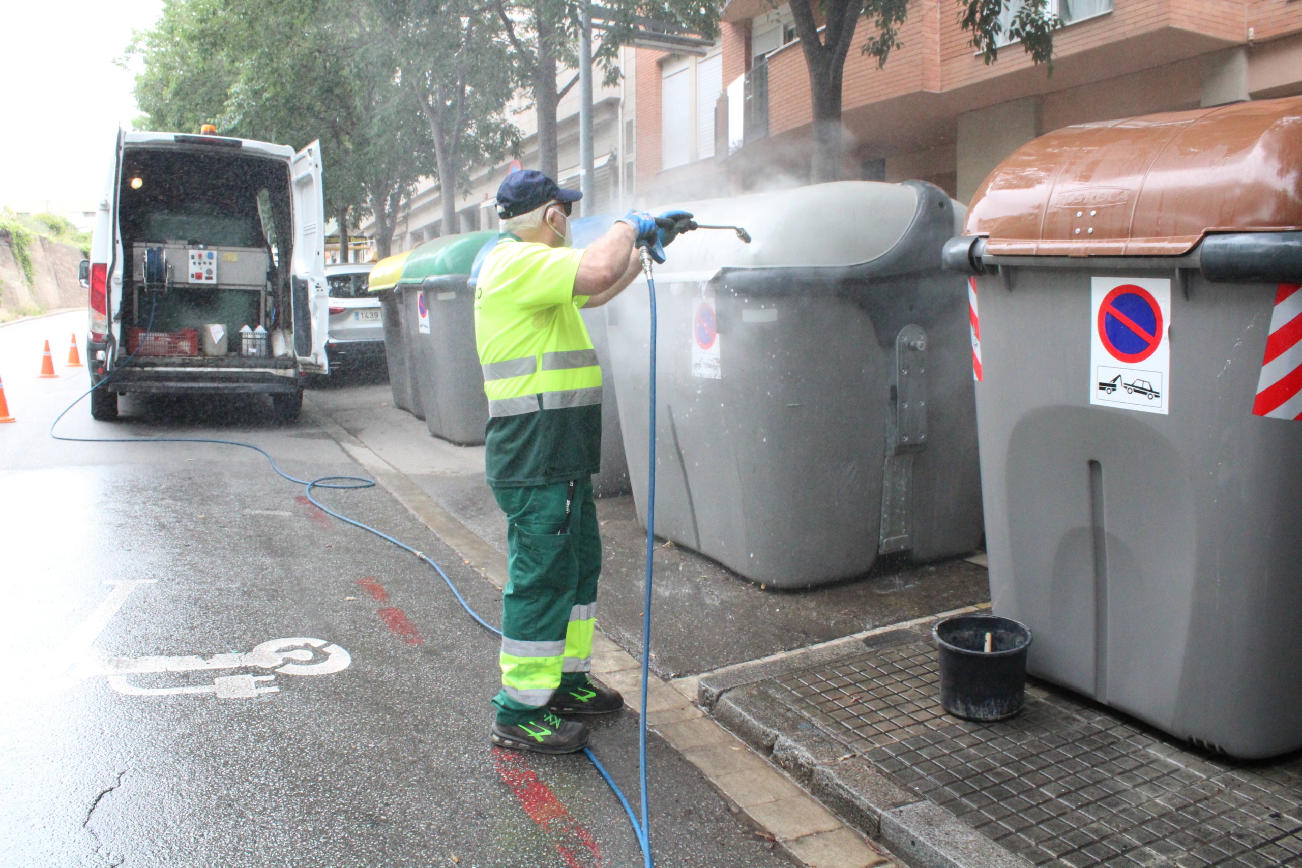 Neteja dels contenidors amb aigua no potable | Aj. Terrassa