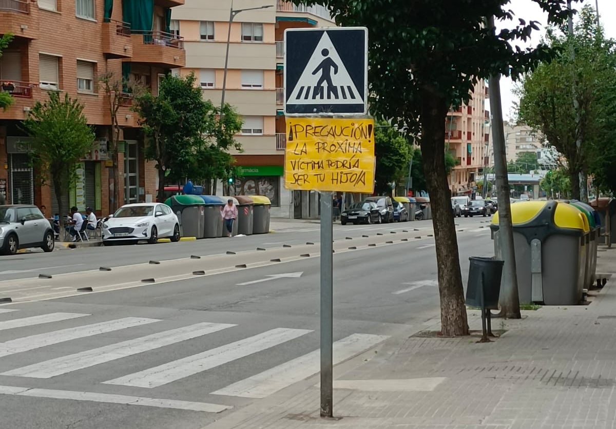 Pas de vianants on va tenir lloc l'atropellament mortal, amb un cartell d'alerta | Cedida