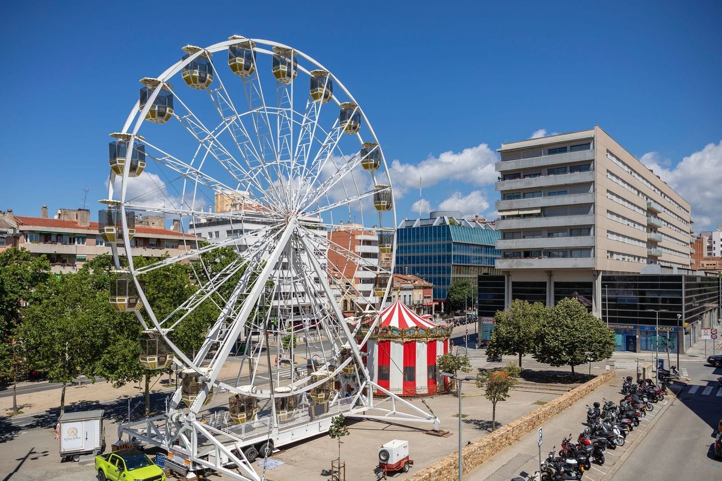 La gran nòria ja dona voltes al Parc dels Catalans de Terrassa | Aj. Terrassa