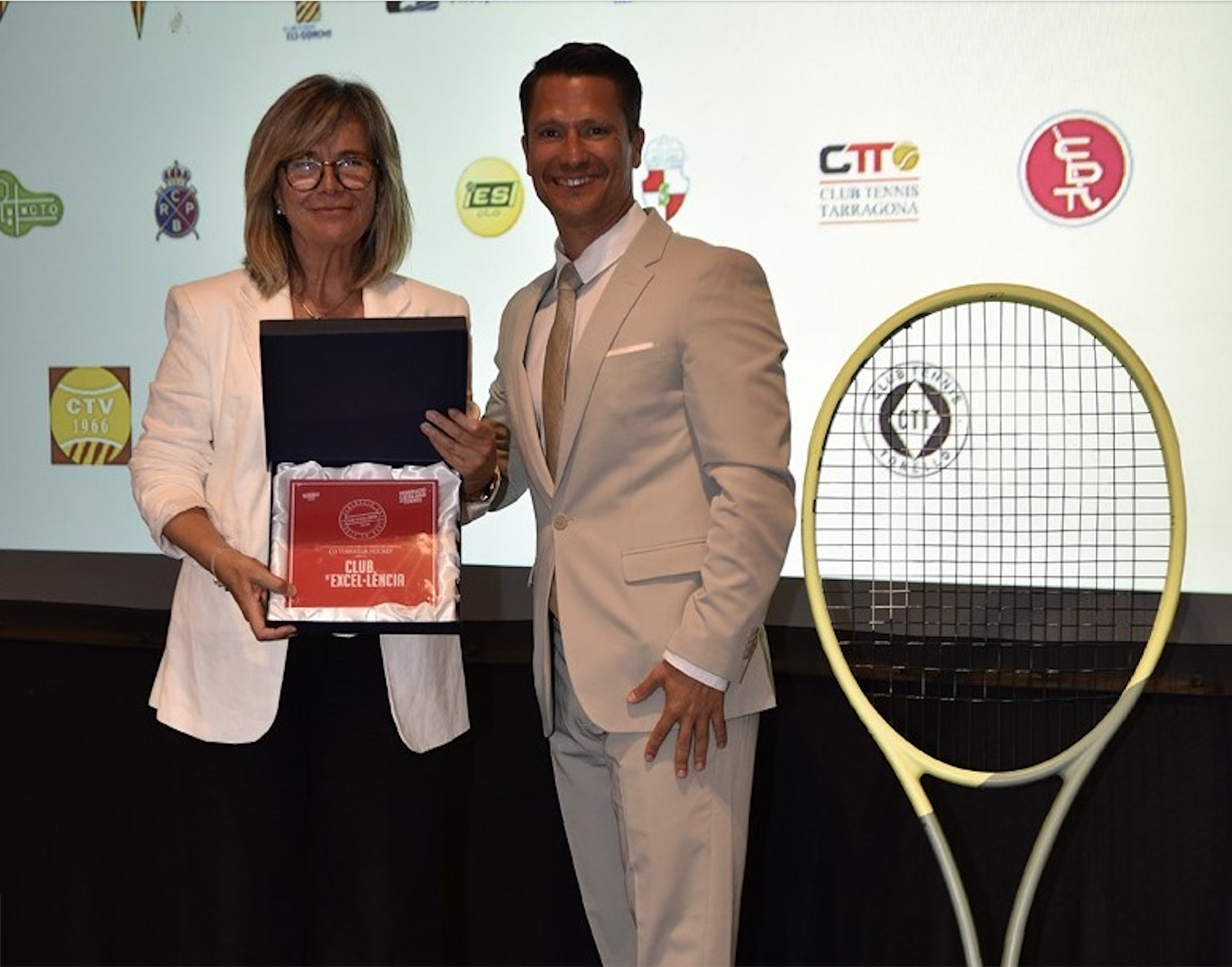 El president de la FCT, Jordi Tamayo, va lliurar aquest la placa acreditativa a la presidenta del CD Terrassa Hocke