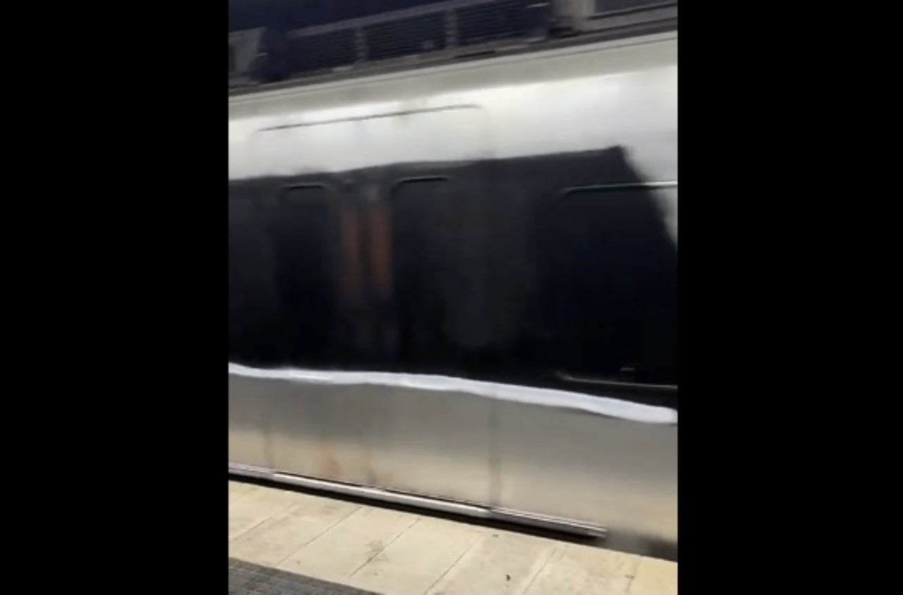 El tren ha quedat tot pintat de negre en un dels seus costats | Cedida