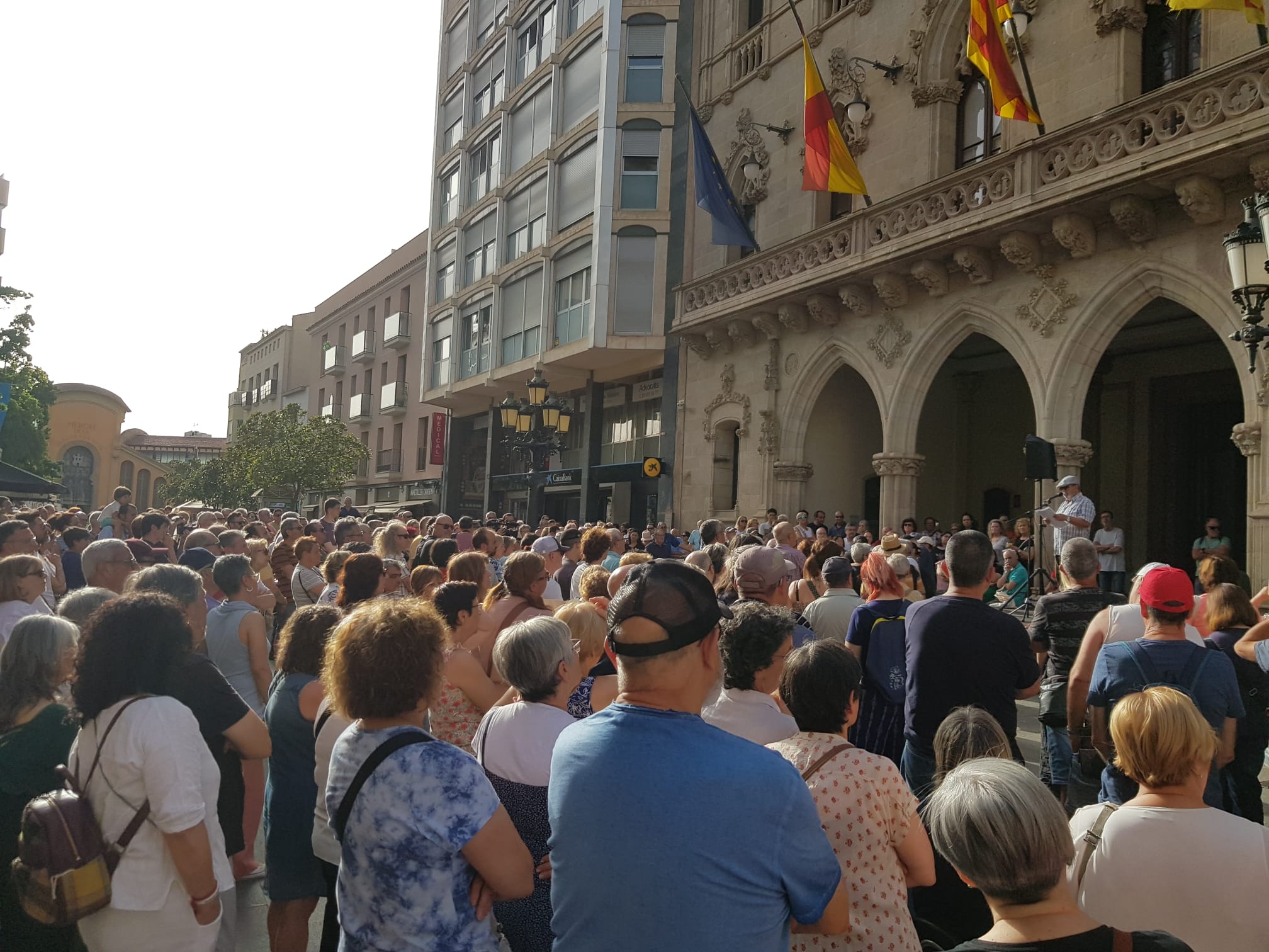 Protesta contra la nova taxa de residus comarcal al Raval de Terrassa | Lluïsa Tarrida
