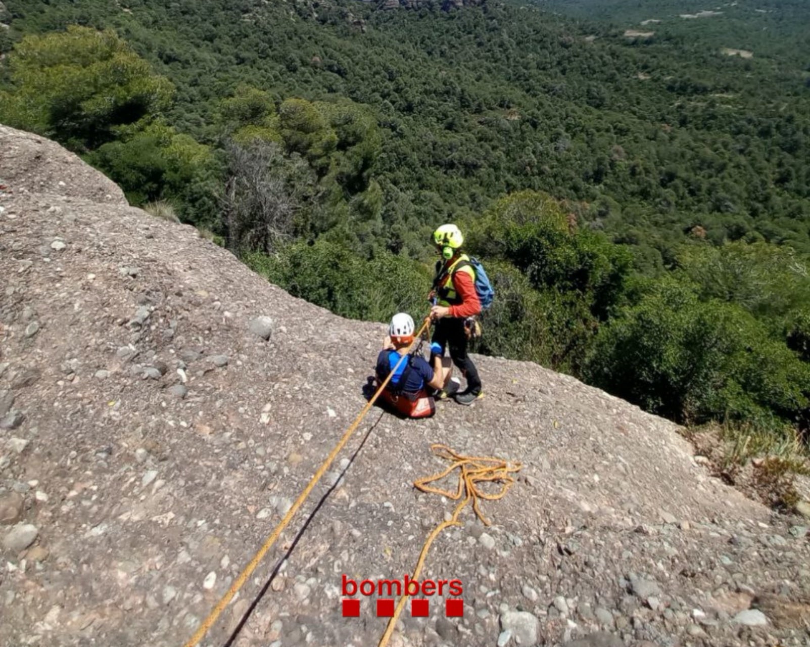Una persona ha hagut de ser rescatada en helicòpter en resultar ferida per l'impacte d'una pedra al Parc Natural de Sant Llorenç del Munt i l'Obac | Bombers