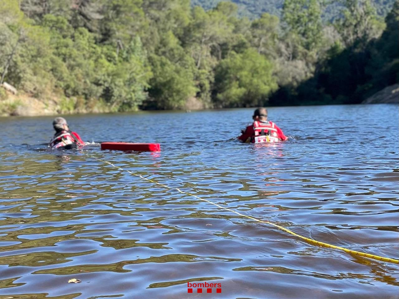 Bombers de la Generalitat realitzant pràctiques de rescat al Llac Petit de Terrassa | Bombers