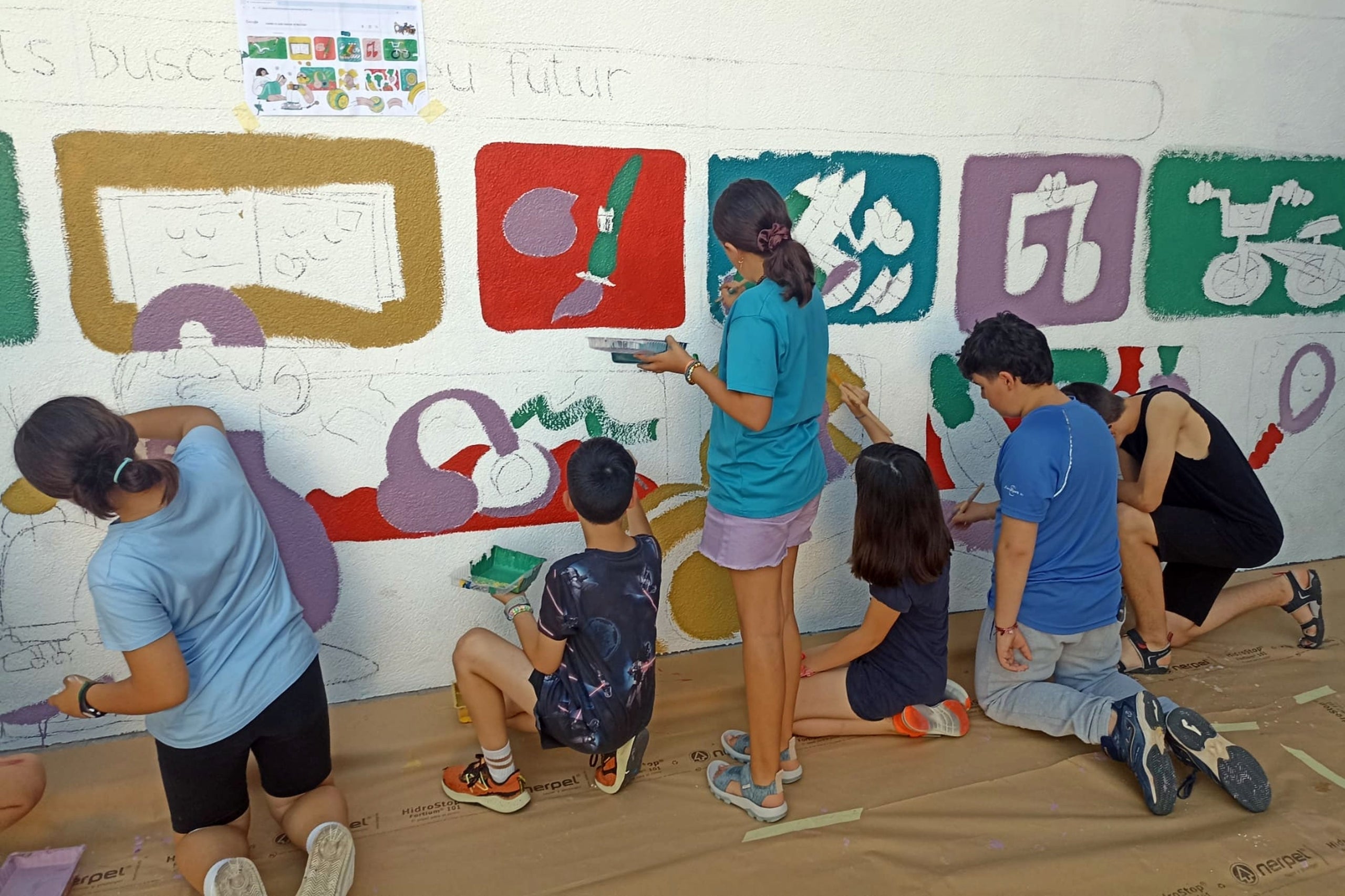 Infants pintant el mural a la plaça de la Cultura |  CMIAT 
