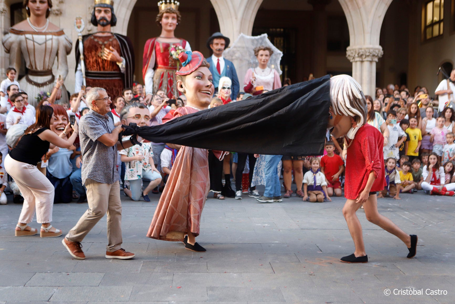 L’alcalde de Terrassa, Jordi Ballart, acompanyat de la tinenta d'alcalde de Projecció de la Ciutat, Ona Martínez, el regidor de Cultura Popular i Cicles Festius, Joan Salvador, i la regidora adjunta de Cultura Popular i Cicles Festius, Montse Alba, ha presidit aquest vespre els actes d’inici de la Festa Major des del balcó de l’Ajuntament. També hi han assistit els portaveus municipals i altres membres de la Corporació Local. A les 20 han repicat les campanes de tota la ciutat i ha entrat al Raval de Montserrat el Drac de Terrassa, acompanyat pel Drac Infantil, que ha ballat la Dansa del Drac donant el tret de sortida de la Festa Major 2024 amb un programa que compta amb més de 350 activitats musicals, culturals, lúdiques, socials i esportives a diferents punts de la ciutat. Tot seguit, s’ha procedit a la lectura del pregó de Festa Major, que aquest any ha anat a càrrec d’Aniol Galí, membre de diferents grups de cultura popular i tradicional de la ciutat. Aquest acte ha disposat d’intèrpret de llengua de signes catalana i de reserva d’espai per a les persones sordes.
Després de la lectura del pregó, Jordi Ballart ha fet l'obertura oficial de la Festa i han ballat els Gegants de Terrassa, els Bastoners de Terrassa, els Capgrossos de Terrassa i l’Àliga de Terrassa, acompanyats per la música dels Ministrils del Raval. Cap a les 20.30 h s’ha donat a conèixer el Capgròs de l'Any, obra de l’artista Jordi Grau que, com és tradicional, l’ha donat a la ciutat. El Capgròs de l’Any 2024 ha recaigut en la persona d'Àlex Marteen, drag-queen, cantant, DJ i col·laborador televisiu, i ha sortit de la llista dels Capdidats presentats pel Casinet de l’Espardenya. Fotos: Cristóbal Castro
