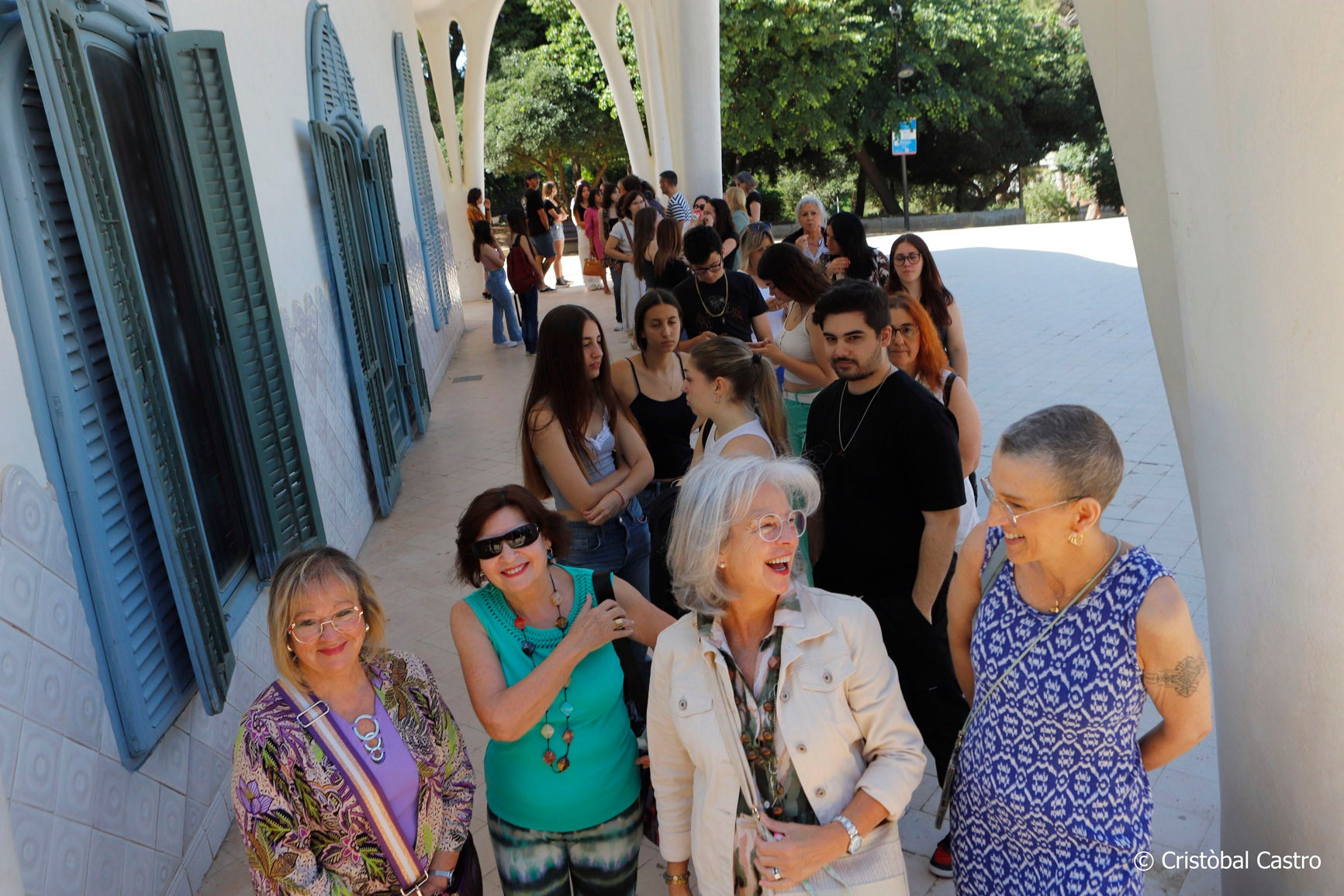 Cues a la Masia Freixa per participar a la nova sèrie de Leticia Dolera, “Pubertat”. Durant aquest diumenge, s’ha dut a terme el càsting de figuració per a la sèrie, un drama familiar que explora el pes del tabú i l’herència psicològica transmesos de generació en generació. Durant el matí i la tarda (de 10 a 14 hores i de 15.30 a 18.30 hores), terrassencs i terrassenques han passat per la Masia Freixa per aparéixer en diversos episodis d’aquesta sèrie. 