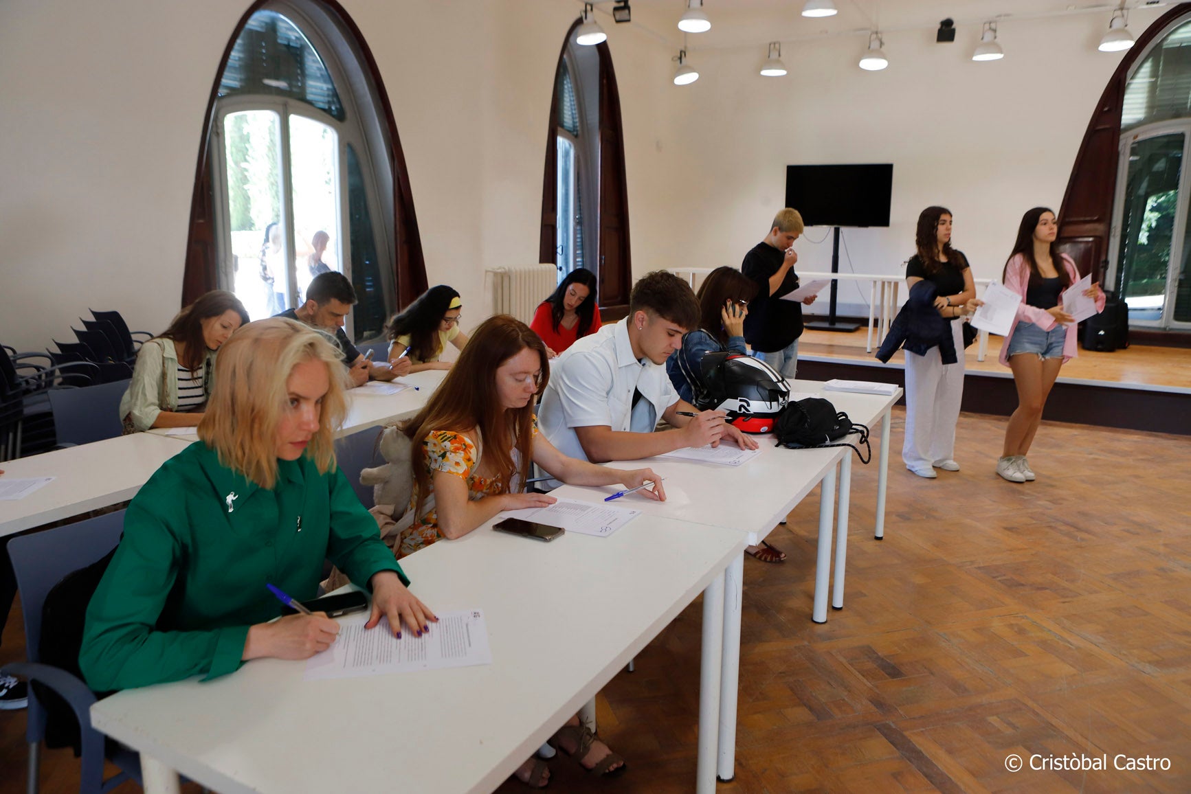 Cues a la Masia Freixa per participar a la nova sèrie de Leticia Dolera, “Pubertat”. Durant aquest diumenge, s’ha dut a terme el càsting de figuració per a la sèrie, un drama familiar que explora el pes del tabú i l’herència psicològica transmesos de generació en generació. Durant el matí i la tarda (de 10 a 14 hores i de 15.30 a 18.30 hores), terrassencs i terrassenques han passat per la Masia Freixa per aparéixer en diversos episodis d’aquesta sèrie. 