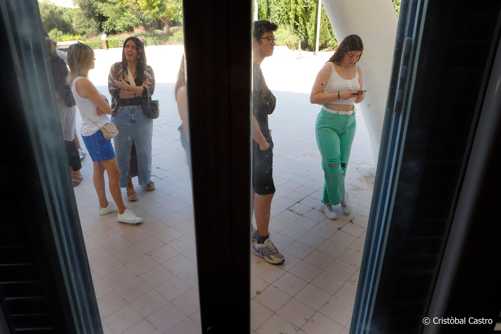 Cues a la Masia Freixa per participar a la nova sèrie de Leticia Dolera, “Pubertat”. Durant aquest diumenge, s’ha dut a terme el càsting de figuració per a la sèrie, un drama familiar que explora el pes del tabú i l’herència psicològica transmesos de generació en generació. Durant el matí i la tarda (de 10 a 14 hores i de 15.30 a 18.30 hores), terrassencs i terrassenques han passat per la Masia Freixa per aparéixer en diversos episodis d’aquesta sèrie. 