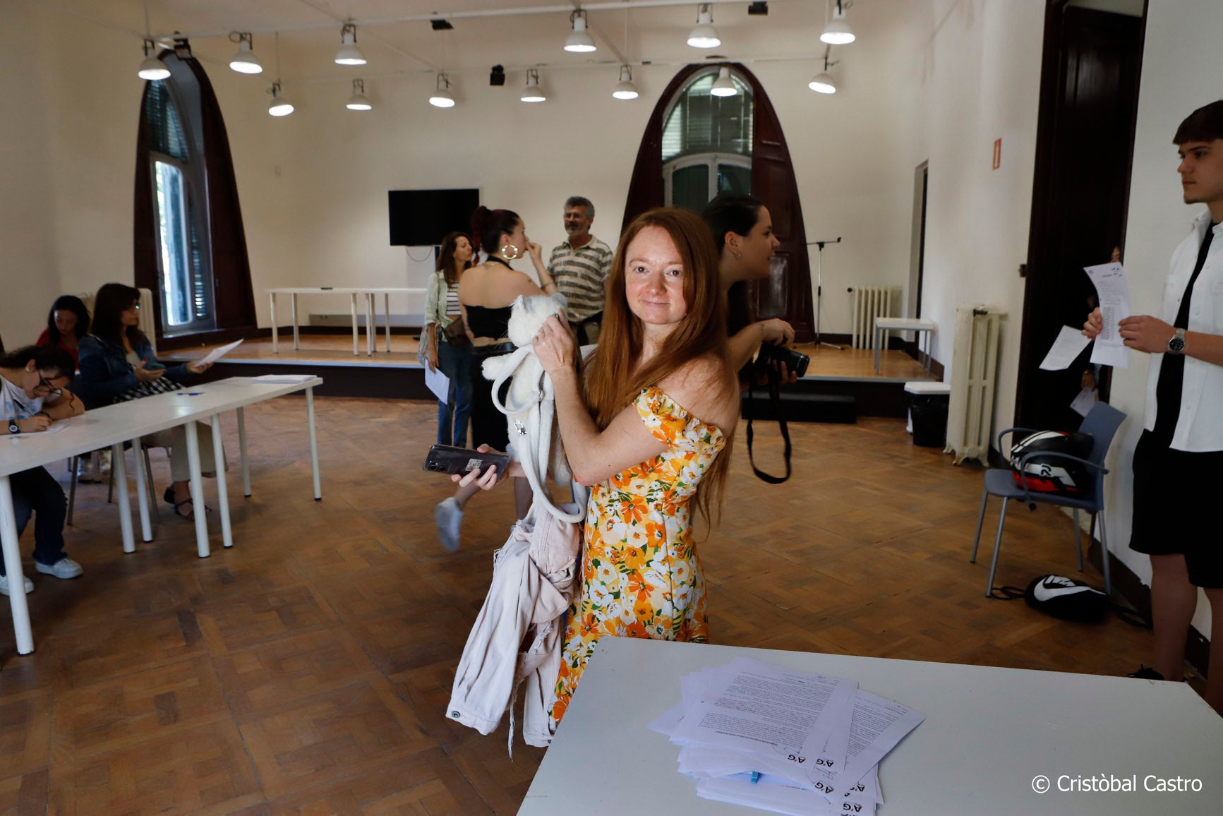 Cues a la Masia Freixa per participar a la nova sèrie de Leticia Dolera, “Pubertat”. Durant aquest diumenge, s’ha dut a terme el càsting de figuració per a la sèrie, un drama familiar que explora el pes del tabú i l’herència psicològica transmesos de generació en generació. Durant el matí i la tarda (de 10 a 14 hores i de 15.30 a 18.30 hores), terrassencs i terrassenques han passat per la Masia Freixa per aparéixer en diversos episodis d’aquesta sèrie. 