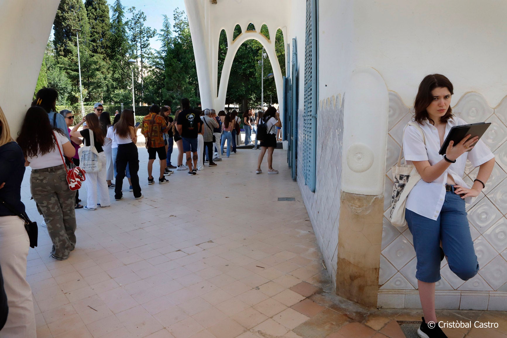 Cues a la Masia Freixa per participar a la nova sèrie de Leticia Dolera, “Pubertat”. Durant aquest diumenge, s’ha dut a terme el càsting de figuració per a la sèrie, un drama familiar que explora el pes del tabú i l’herència psicològica transmesos de generació en generació. Durant el matí i la tarda (de 10 a 14 hores i de 15.30 a 18.30 hores), terrassencs i terrassenques han passat per la Masia Freixa per aparéixer en diversos episodis d’aquesta sèrie. 