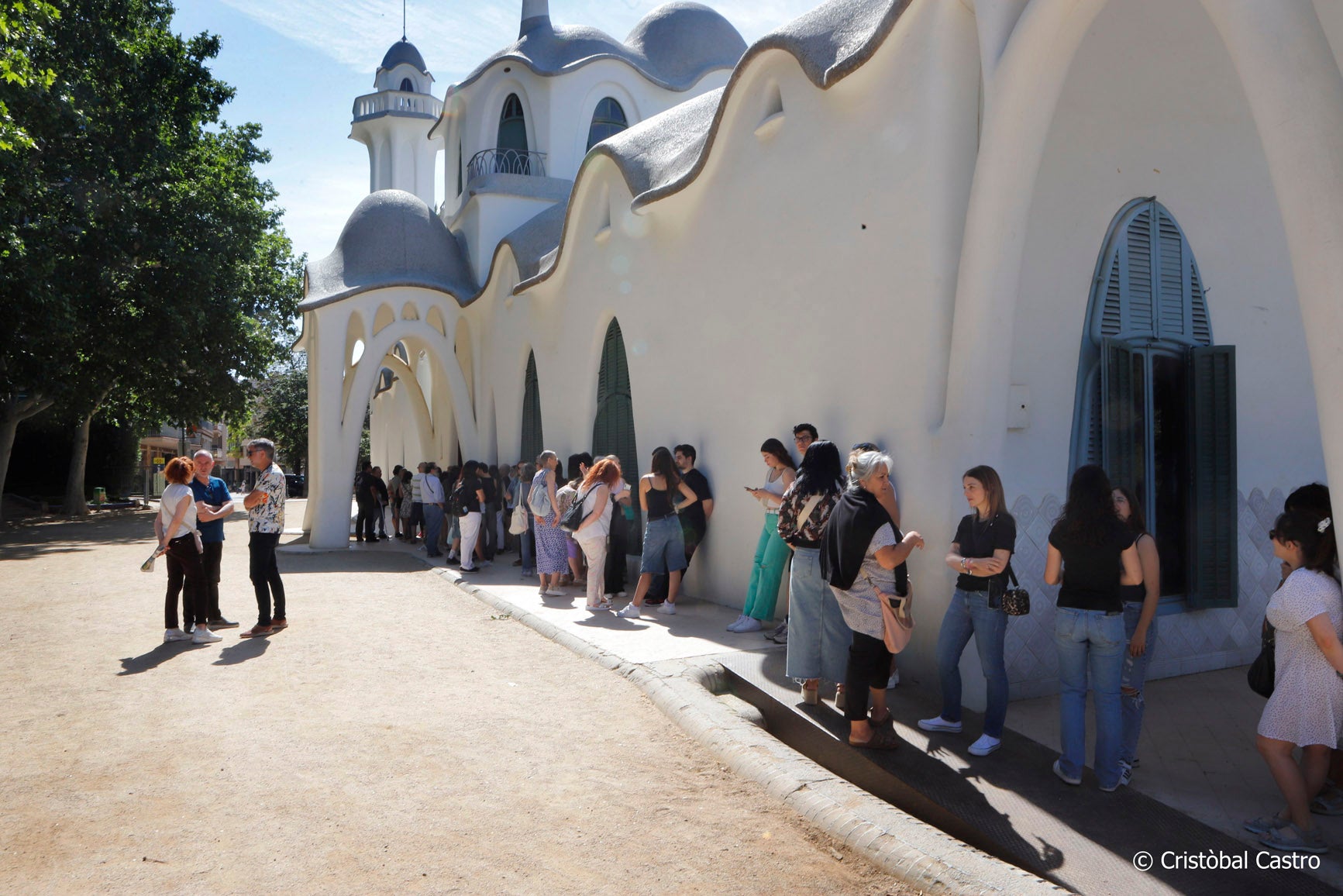 Cues a la Masia Freixa per participar a la nova sèrie de Leticia Dolera, “Pubertat”. Durant aquest diumenge, s’ha dut a terme el càsting de figuració per a la sèrie, un drama familiar que explora el pes del tabú i l’herència psicològica transmesos de generació en generació. Durant el matí i la tarda (de 10 a 14 hores i de 15.30 a 18.30 hores), terrassencs i terrassenques han passat per la Masia Freixa per aparéixer en diversos episodis d’aquesta sèrie. 
