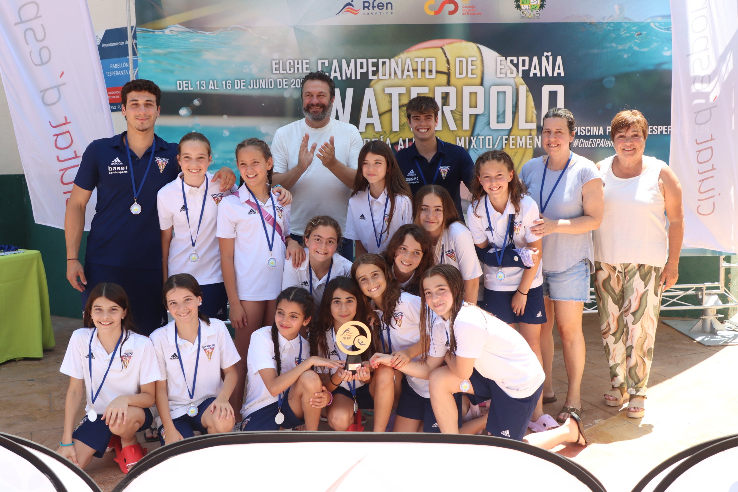 Equip aleví femení de waterpolo del CN Terrassa | RFEN