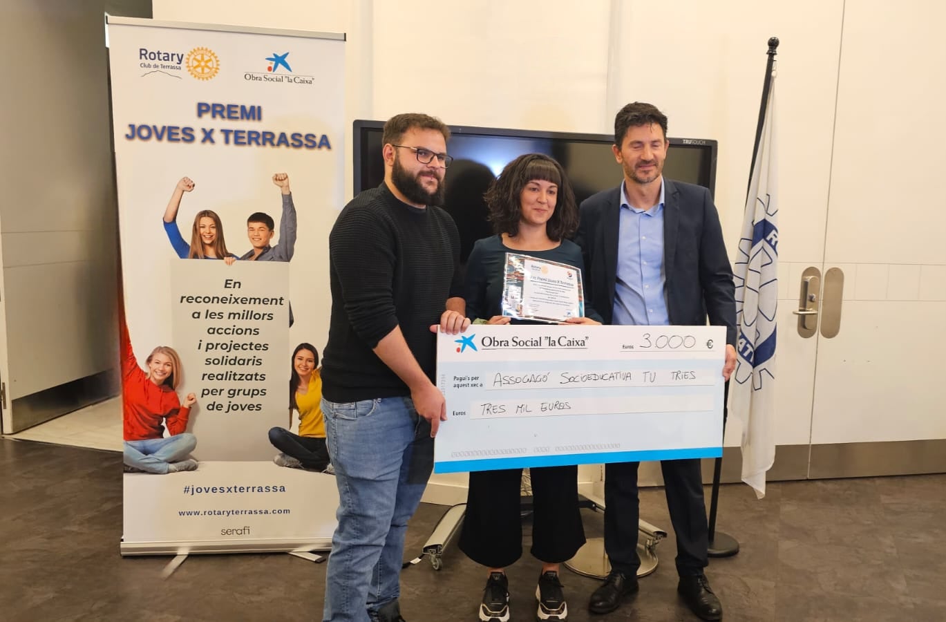 El Rotary Club de Terrassa lliura el 27è Premi Joves X Terrassa a l'Associació Socioeducativa Tu Tries | Rotary Club