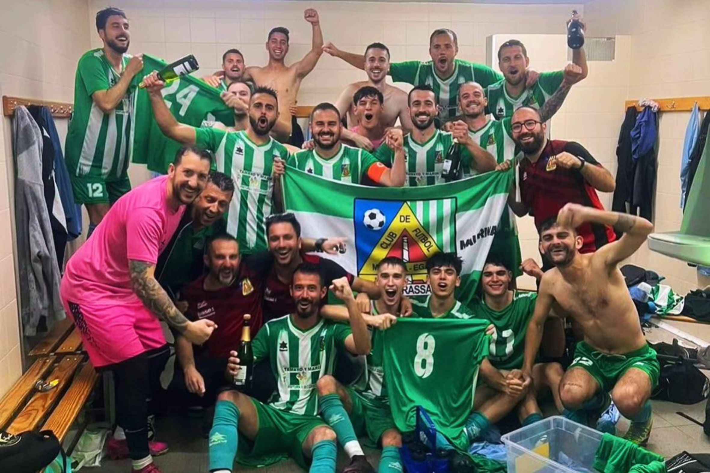 L'equip del CF Maurina Egara celebrant l'ascens a Tercera Catalana | CF Maurina Egara. Via @jordiballartpastor