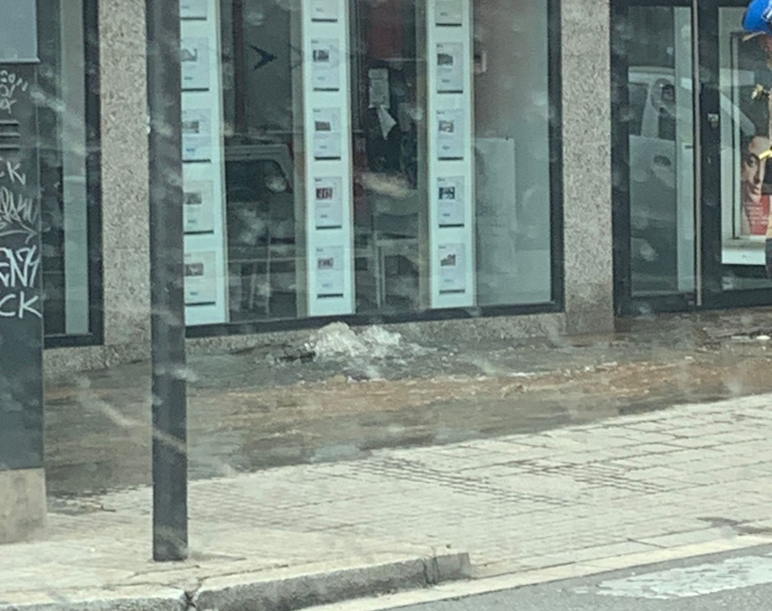 Rebenta una canonada d'aigua a l'avinguda de Vint-i-dos de Juliol de Terrassa | F.J.