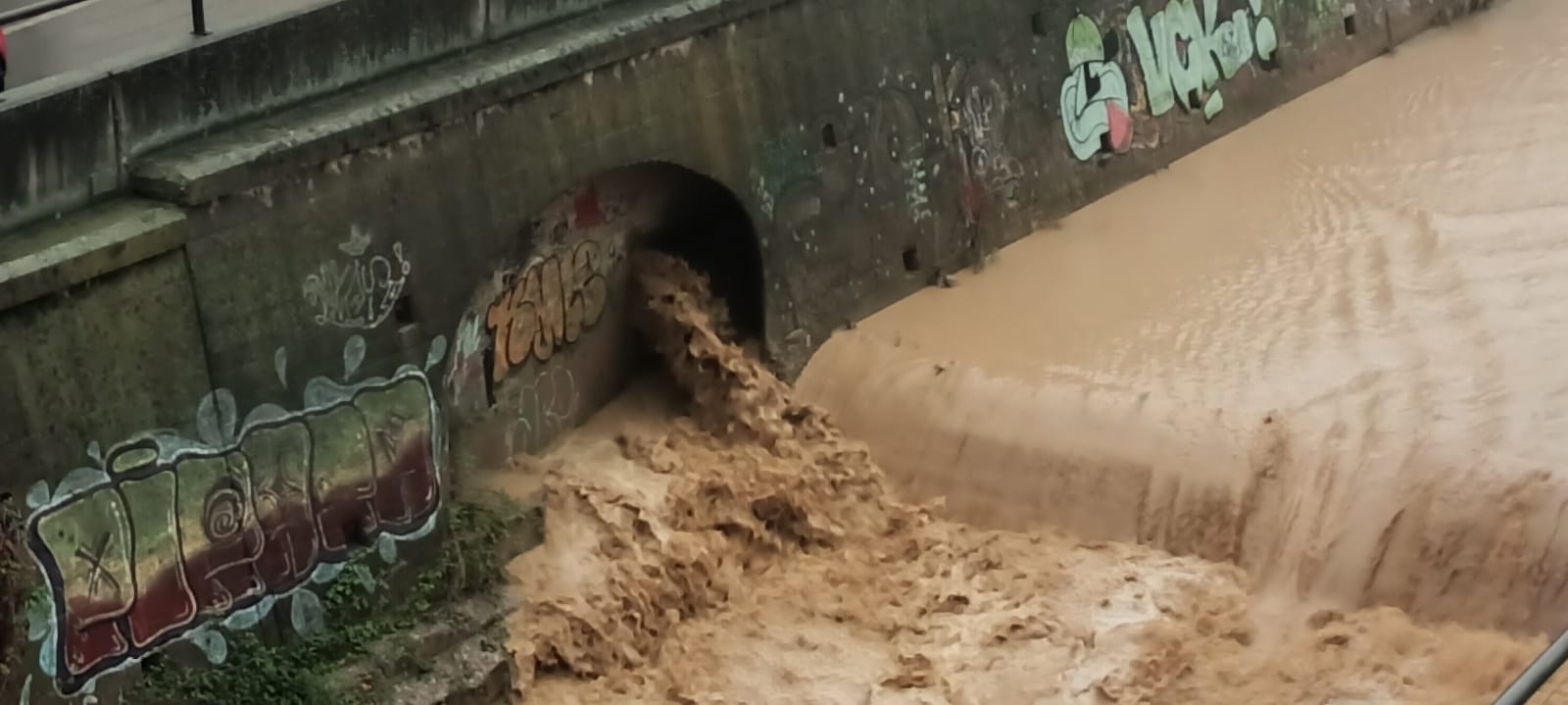 Aquest dissabte, 29 de juny, Terrassa s'ha aixecat amb un gran diluvi que ha omplert d'aigua alguns carrers de la ciutat | Joan Manel Oller