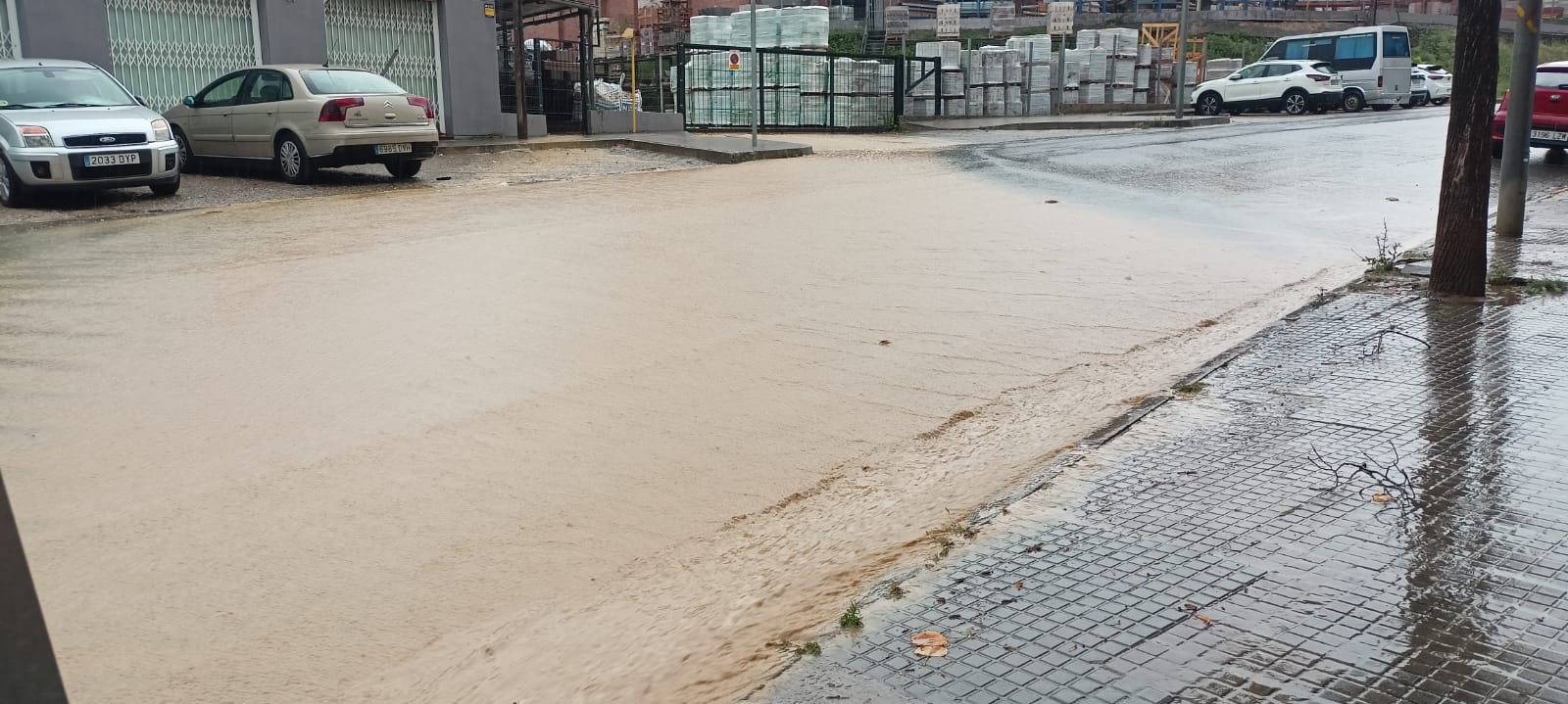 Aquest dissabte, 29 de juny, Terrassa s'ha aixecat amb un gran diluvi que ha omplert d'aigua alguns carrers de la ciutat | Joan Manel Oller