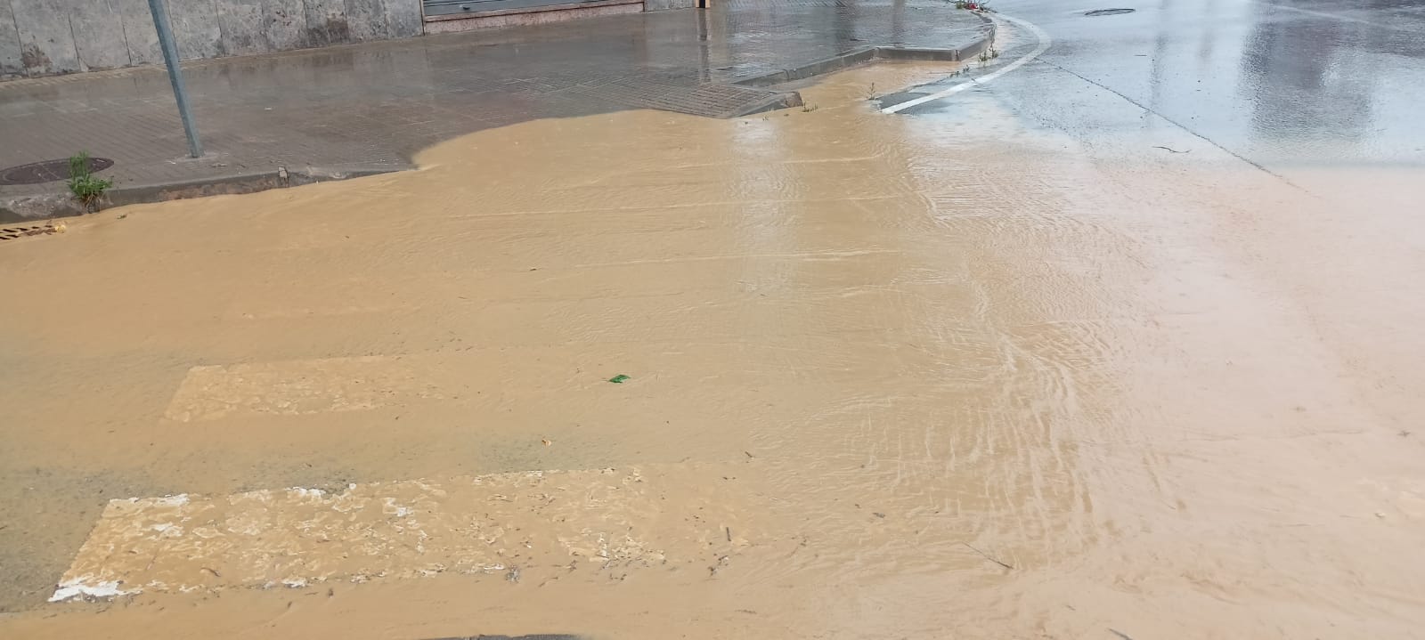 Aquest dissabte, 29 de juny, Terrassa s'ha aixecat amb un gran diluvi que ha omplert d'aigua alguns carrers de la ciutat | Joan Manel Oller
