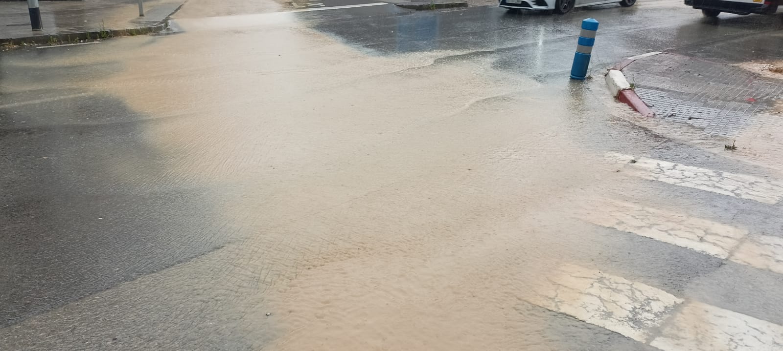 Aquest dissabte, 29 de juny, Terrassa s'ha aixecat amb un gran diluvi que ha omplert d'aigua alguns carrers de la ciutat | Joan Manel Oller